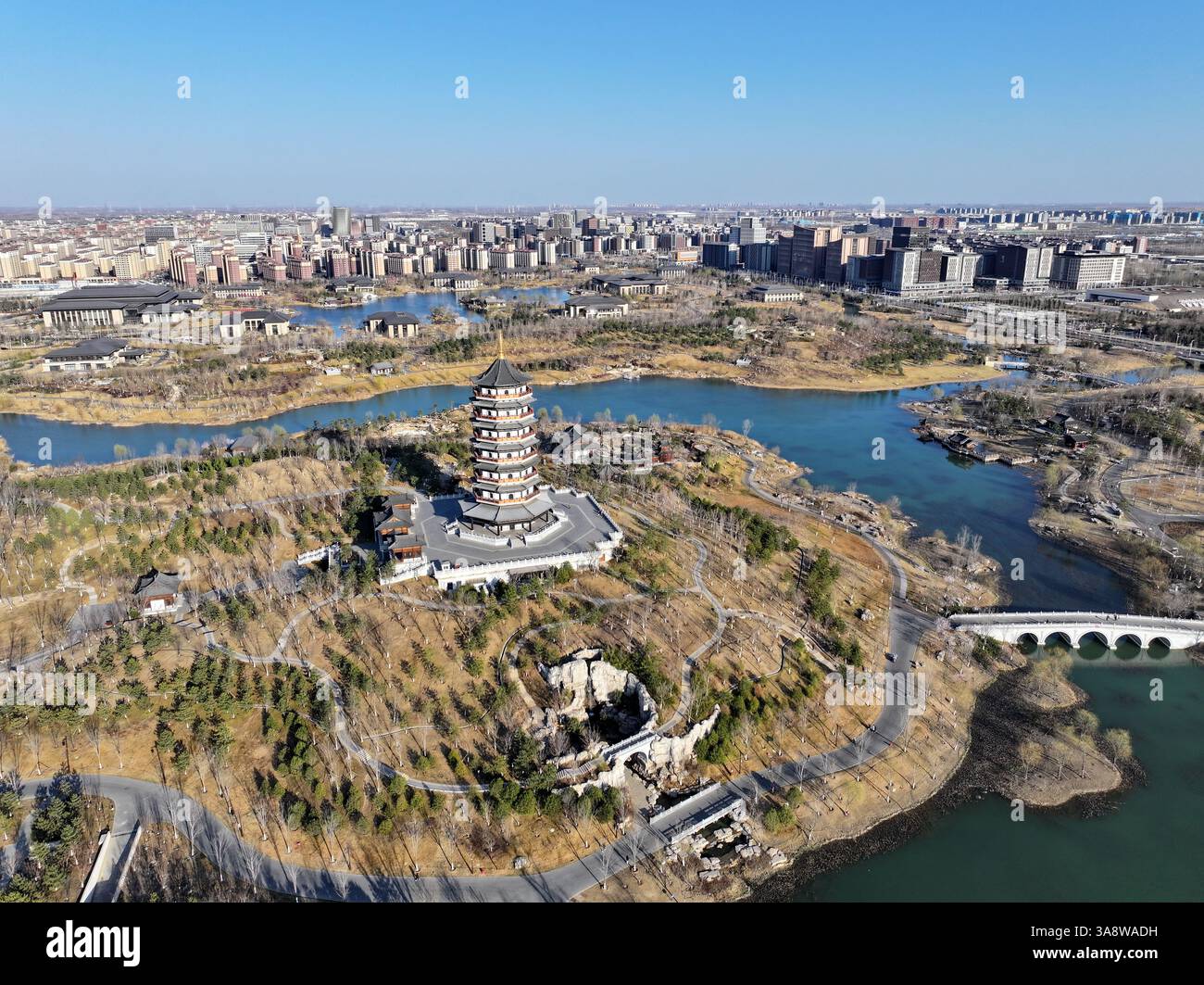 Xiong'an. 16 mars 2025. Une photo prise par un drone aérien le 16 mars 2025 montre une architecture pseudo-classique dans le parc Yuerong dans la nouvelle zone de Xiong'an, dans la province du Hebei au nord de la Chine. Alors que la vision chinoise de la modernité a été méticuleusement construite, le paysage urbain de Xiong'an a progressivement pris forme. Crédit : Mu Yu/Xinhua/Alamy Live News Banque D'Images