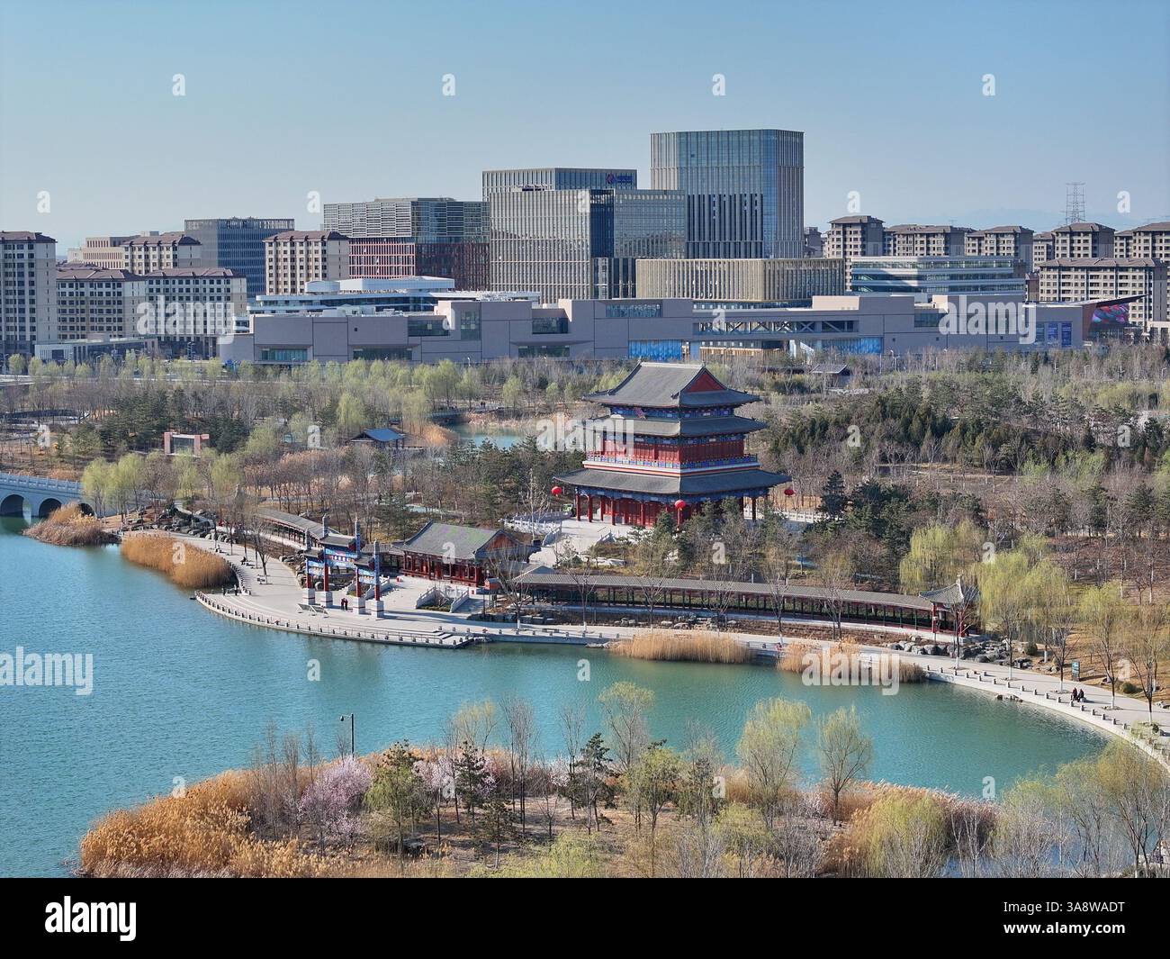 Xiong'an. 16 mars 2025. Une photo de drone prise le 16 mars 2025 montre une architecture pseudo-classique dans le parc Jinhu dans la nouvelle zone de Xiong'an, dans la province du Hebei au nord de la Chine. Alors que la vision chinoise de la modernité a été méticuleusement construite, le paysage urbain de Xiong'an a progressivement pris forme. Crédit : Mu Yu/Xinhua/Alamy Live News Banque D'Images