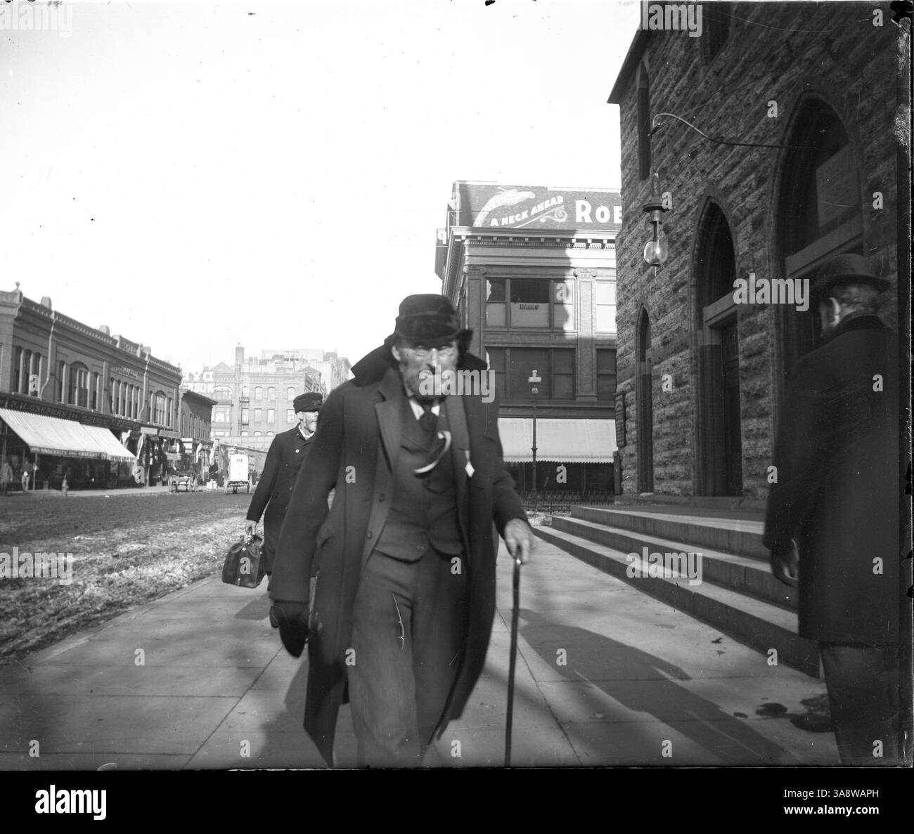 John S. Harris, un éminent horticulteur du Minnesota et vétéran de la guerre américano-mexicaine, est représenté marchant devant une église dans le centre-ville de Minneapolis. Ses contributions à l'horticulture et au service militaire sont notées. Banque D'Images