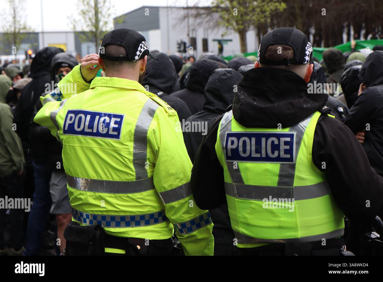 Glasgow, Écosse, Royaume-Uni. 29 mars 2025. Les membres des groupes ultras celtiques, y compris les Bhoys et Green Brigade, se sont rassemblés devant le poste de police de London Road pour protester contre la criminalisation de plusieurs de leurs partisans avant le match de premier rang écossais entre Celtic et Hearts au Celtic Park. Les manifestants ont affiché des bannières et ont chanté en solidarité avec les autres fans. Crédit : Jacob Hughes/Alamy Live News Banque D'Images