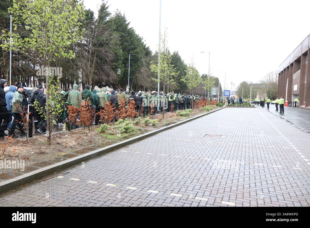 Glasgow, Écosse, Royaume-Uni. 29 mars 2025. Les membres des groupes ultras celtiques, y compris les Bhoys et Green Brigade, se sont rassemblés devant le poste de police de London Road pour protester contre la criminalisation de plusieurs de leurs partisans avant le match de premier rang écossais entre Celtic et Hearts au Celtic Park. Les manifestants ont affiché des bannières et ont chanté en solidarité avec les autres fans. Crédit : Jacob Hughes/Alamy Live News Banque D'Images