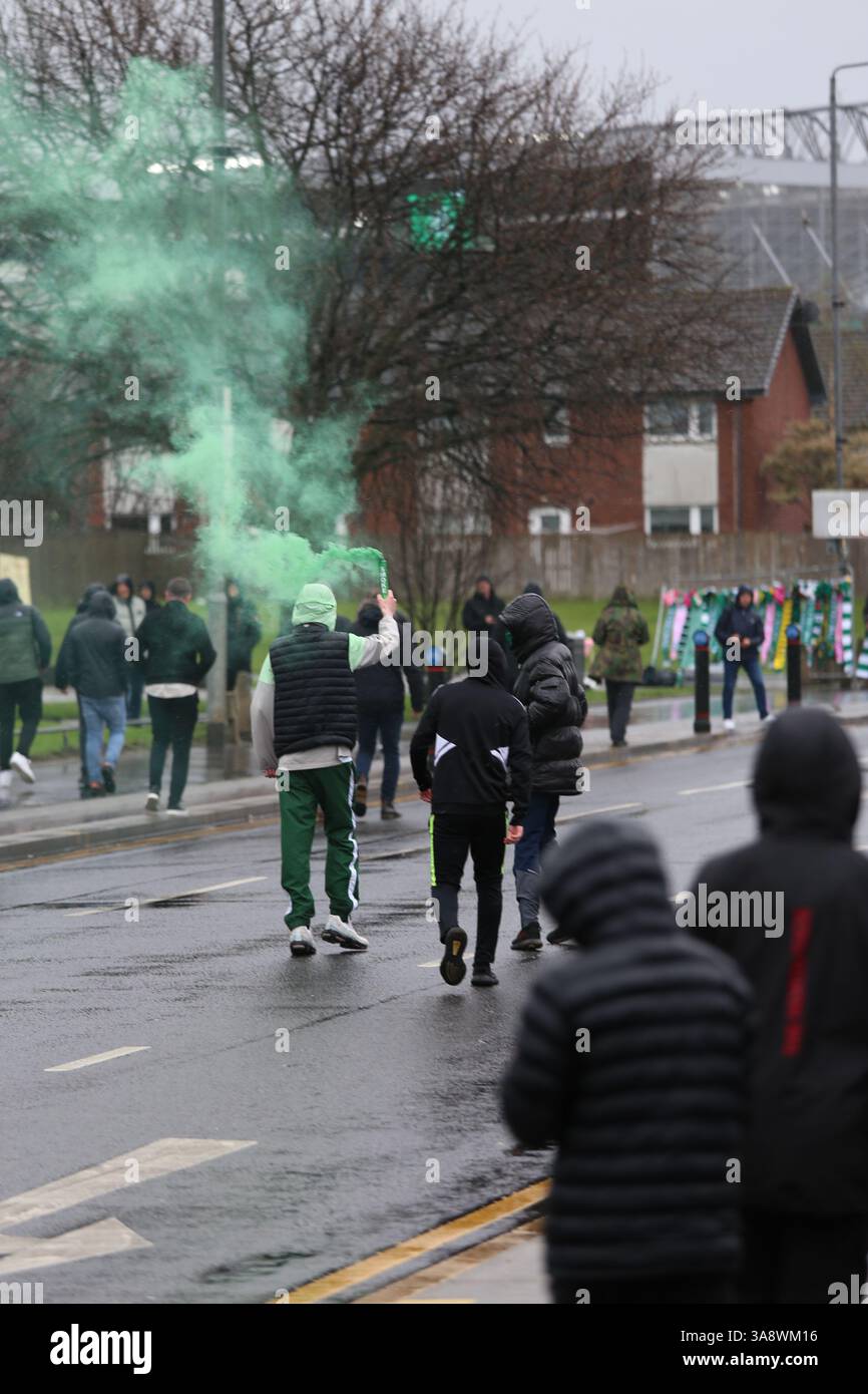Glasgow, Écosse, Royaume-Uni. 29 mars 2025. Les membres des groupes ultras celtiques, y compris les Bhoys et Green Brigade, se sont rassemblés devant le poste de police de London Road pour protester contre la criminalisation de plusieurs de leurs partisans avant le match de premier rang écossais entre Celtic et Hearts au Celtic Park. Les manifestants ont affiché des bannières et ont chanté en solidarité avec les autres fans. Crédit : Jacob Hughes/Alamy Live News Banque D'Images