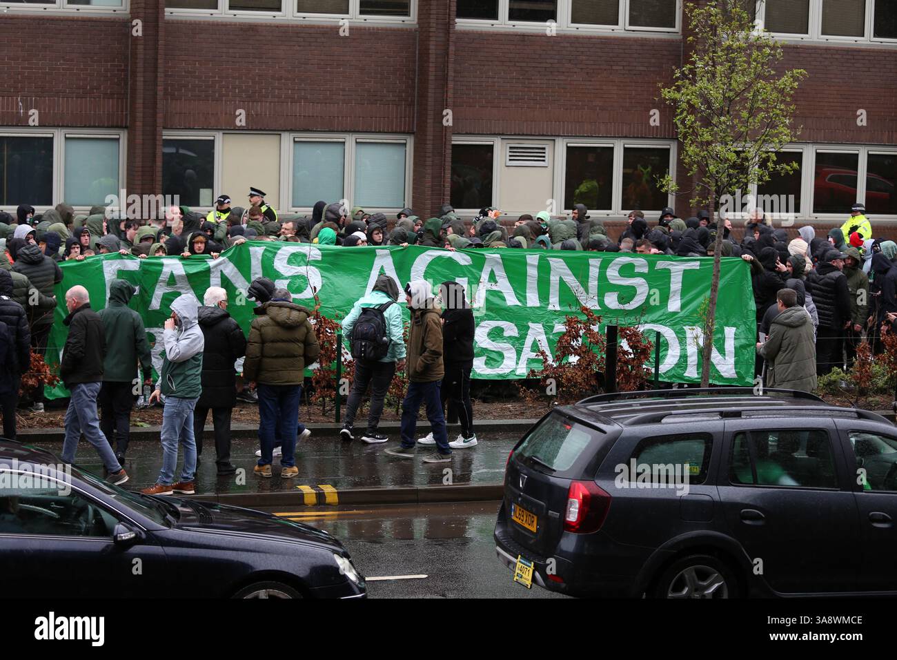 Glasgow, Écosse, Royaume-Uni. 29 mars 2025. Les membres des groupes ultras celtiques, y compris les Bhoys et Green Brigade, se sont rassemblés devant le poste de police de London Road pour protester contre la criminalisation de plusieurs de leurs partisans avant le match de premier rang écossais entre Celtic et Hearts au Celtic Park. Les manifestants ont affiché des bannières et ont chanté en solidarité avec les autres fans. Crédit : Jacob Hughes/Alamy Live News Banque D'Images