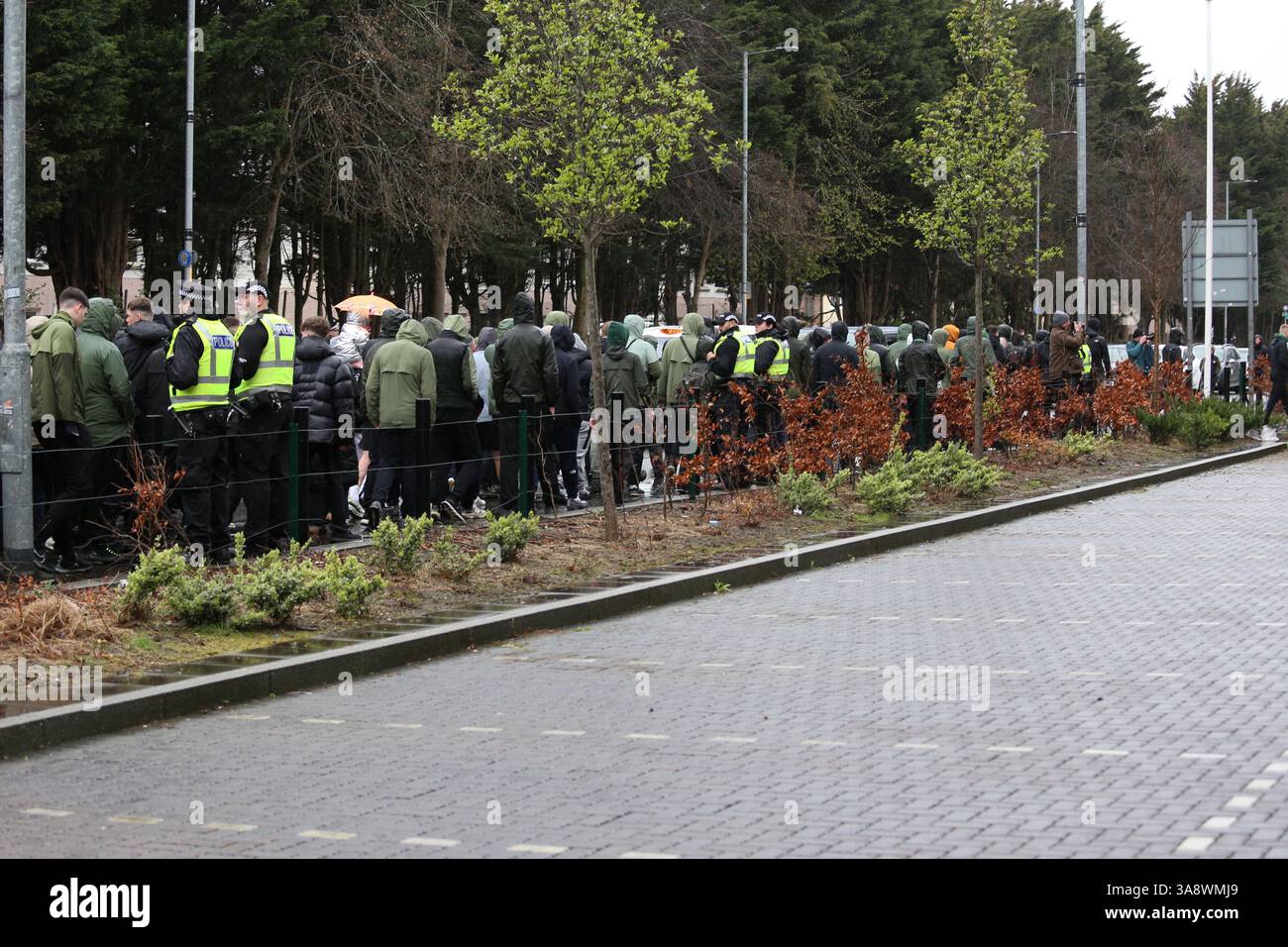Glasgow, Écosse, Royaume-Uni. 29 mars 2025. Les membres des groupes ultras celtiques, y compris les Bhoys et Green Brigade, se sont rassemblés devant le poste de police de London Road pour protester contre la criminalisation de plusieurs de leurs partisans avant le match de premier rang écossais entre Celtic et Hearts au Celtic Park. Les manifestants ont affiché des bannières et ont chanté en solidarité avec les autres fans. Crédit : Jacob Hughes/Alamy Live News Banque D'Images