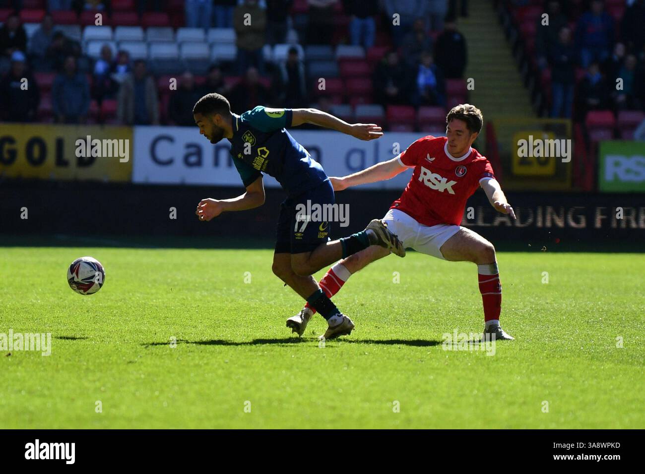 Londres, Angleterre. 29 mars 2025. Brodie Spencer et Conor Coventry lors du match Sky Bet EFL League One entre Charlton Athletic et Huddersfield Town AFC à The Valley, Londres. Kyle Andrews/Alamy Live News Banque D'Images