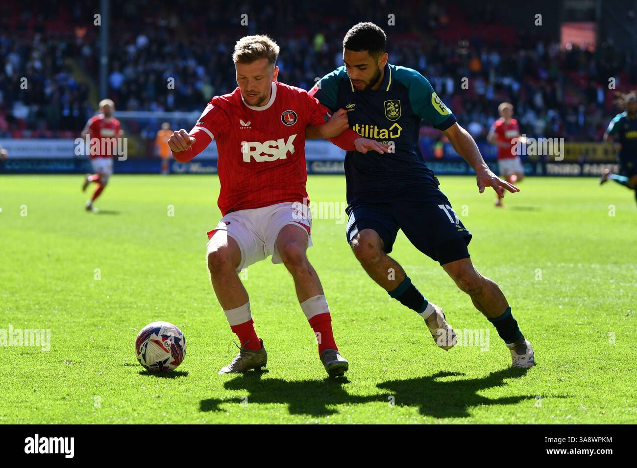 Londres, Angleterre. 29 mars 2025. Luke Berry et Brodie Spencer lors du match Sky Bet EFL League One entre Charlton Athletic et Huddersfield Town AFC à The Valley, Londres. Kyle Andrews/Alamy Live News Banque D'Images