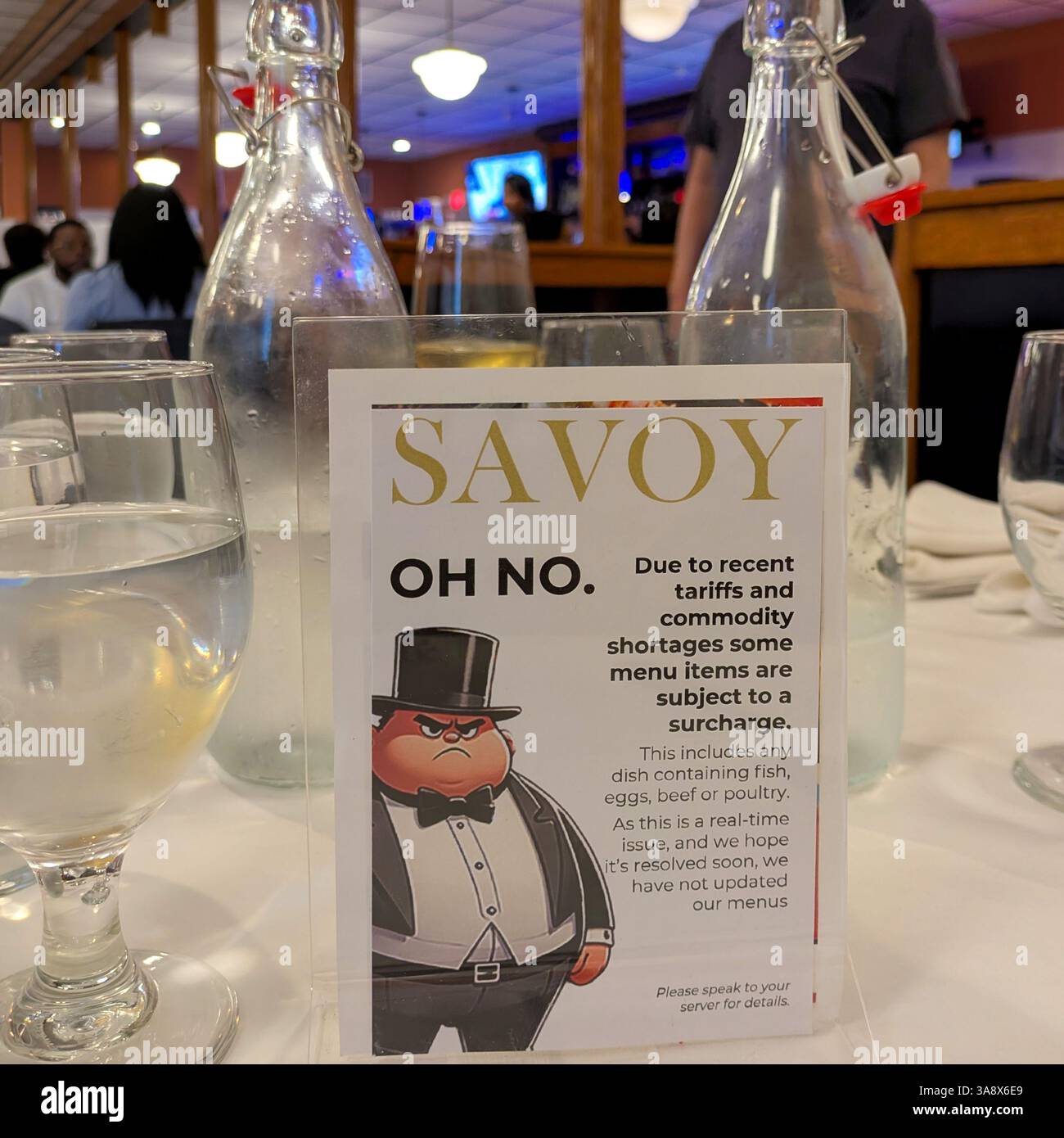 Detroit, Michigan - le restaurant Savoy a annoncé que certains articles du menu auraient des suppléments en raison de « tarifs et pénuries de produits de base ». Banque D'Images