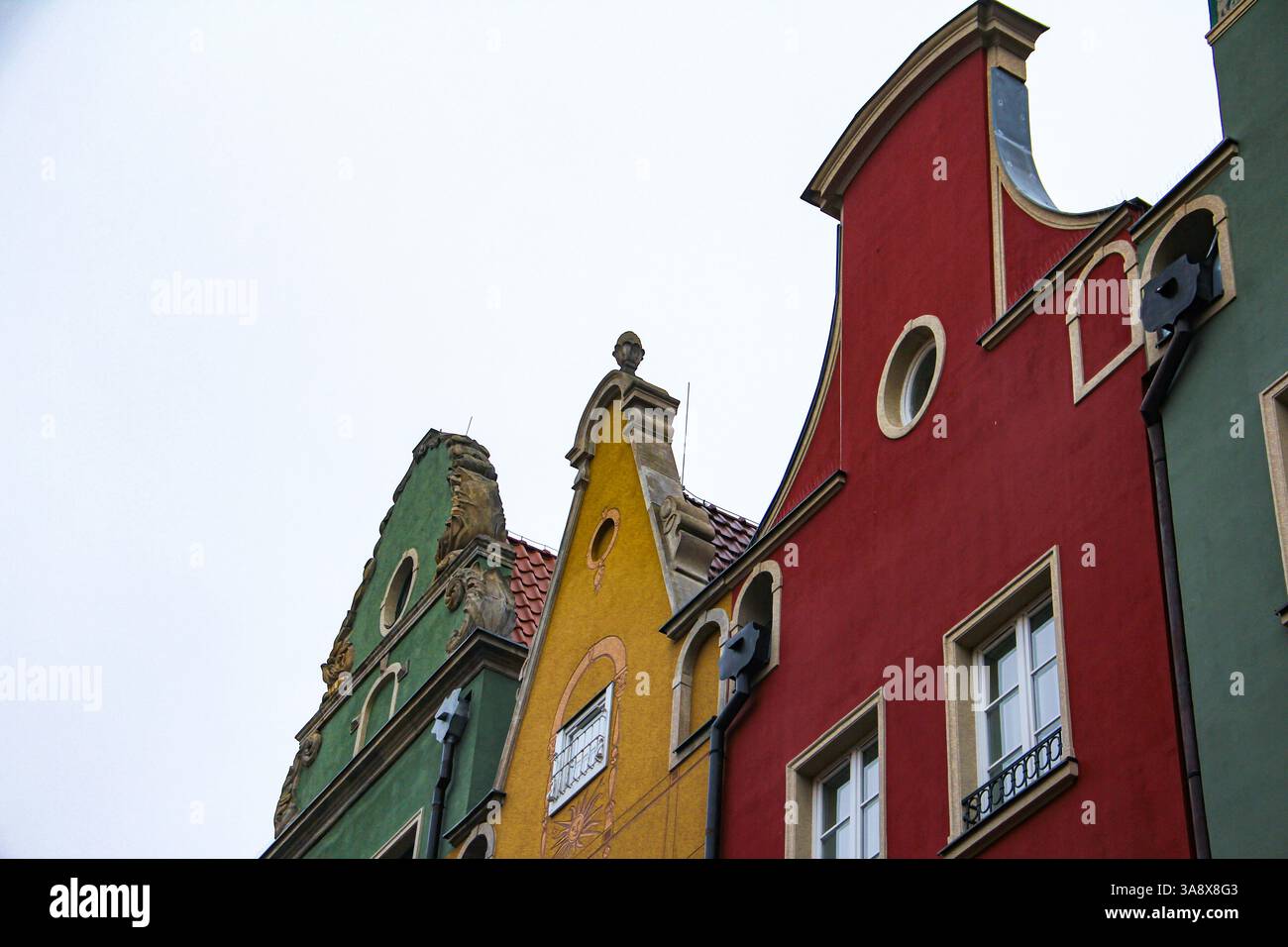 Gdansk, Pologne - 11.11.2024 : les façades vibrantes des bâtiments historiques le long de la rue Długa, une attraction touristique majeure, en hiver. Banque D'Images