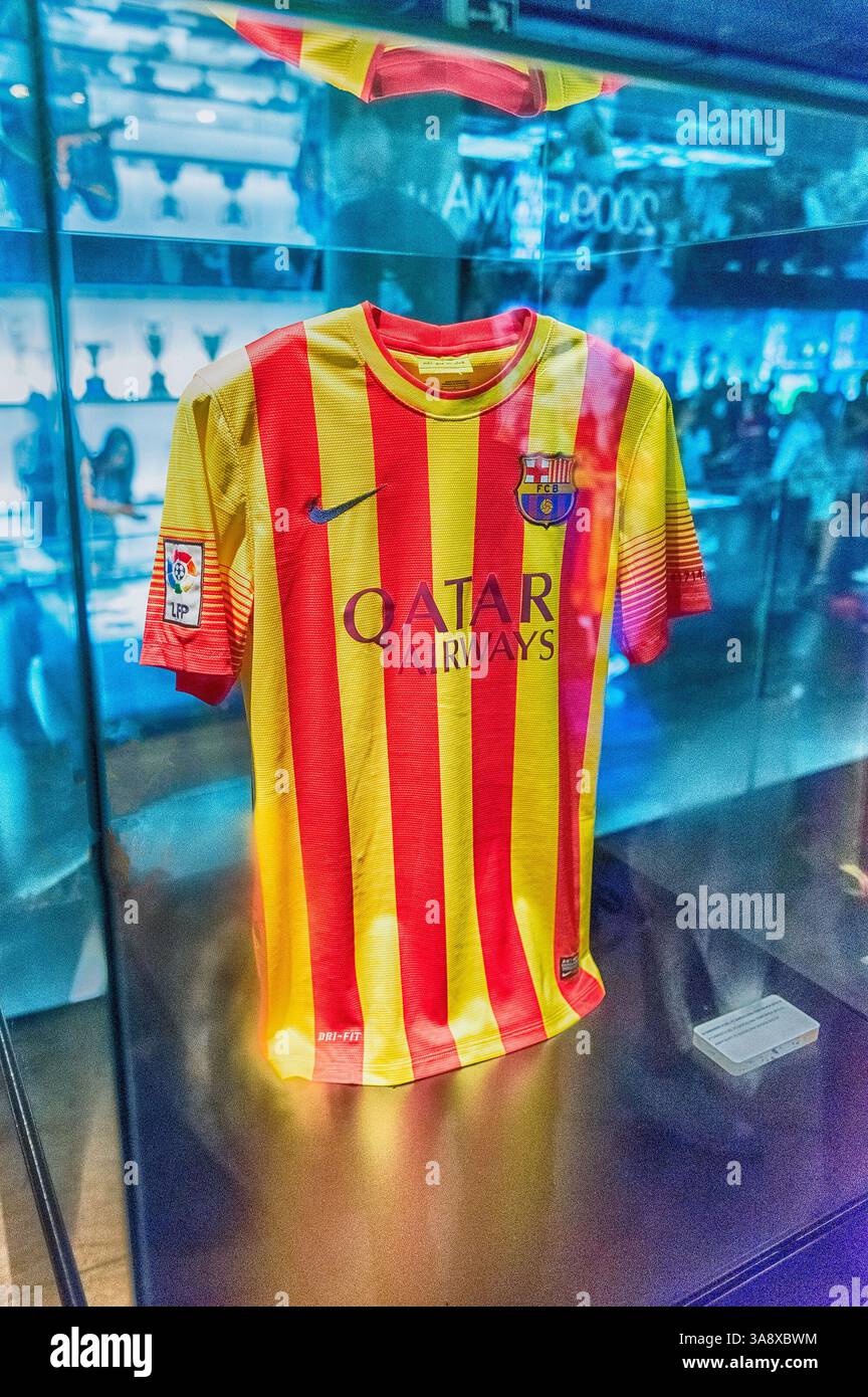 BARCELONE - 11 AOÛT : Maillot extérieur du FC Barcelone, représentant la Senyera (drapeau de la Catalogne) au Camp Nou Experience Tour and Museum, Barcelone, Cat Banque D'Images