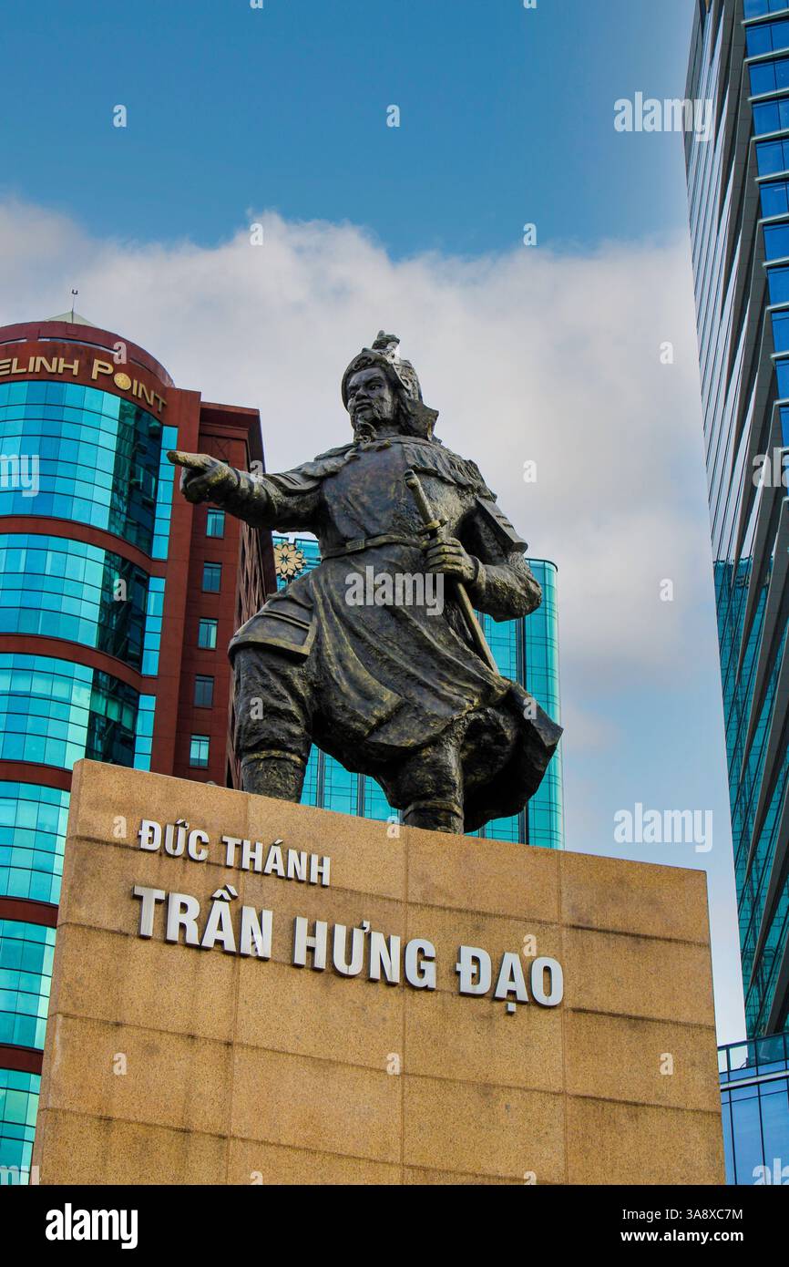 Ho Chi Minh ville (ex Saigon), Vietnam. Statue dédiée à Tran Hung Dao (1228-1300), prince et général vietnamien qui commandait les armées vietnamiennes qui ont repoussé deux des trois grandes invasions mongoles à la fin du XIIIe siècle. Après sa mort, il a été considéré comme un saint et déifié par le peuple et appelé DC Thánh Trn ou Cu Thiên V D. Banque D'Images