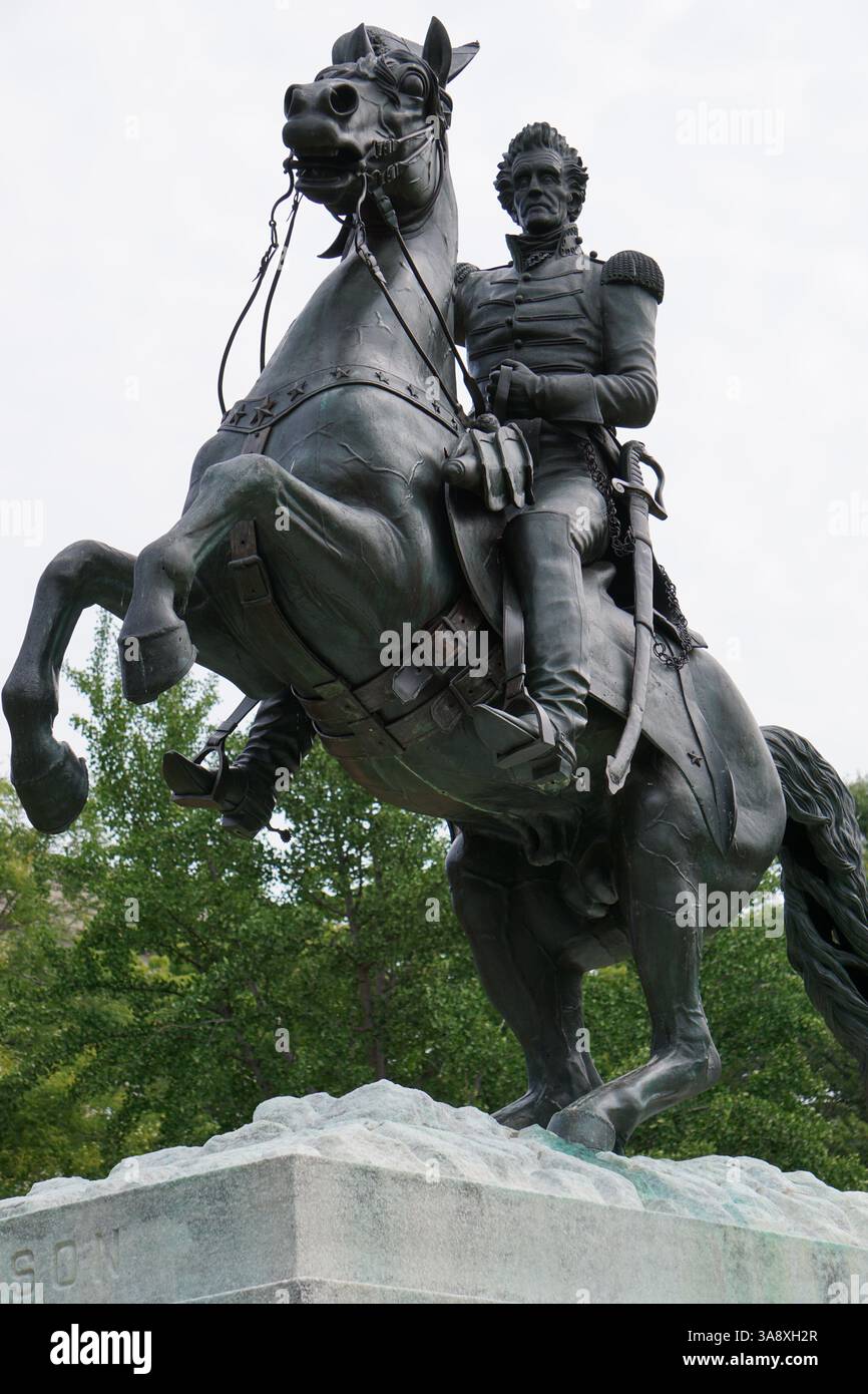 Image verticale de la statue équestre emblématique du président américain Andrew Jackson à cheval devant la Maison Blanche sur Lafayette Square Banque D'Images