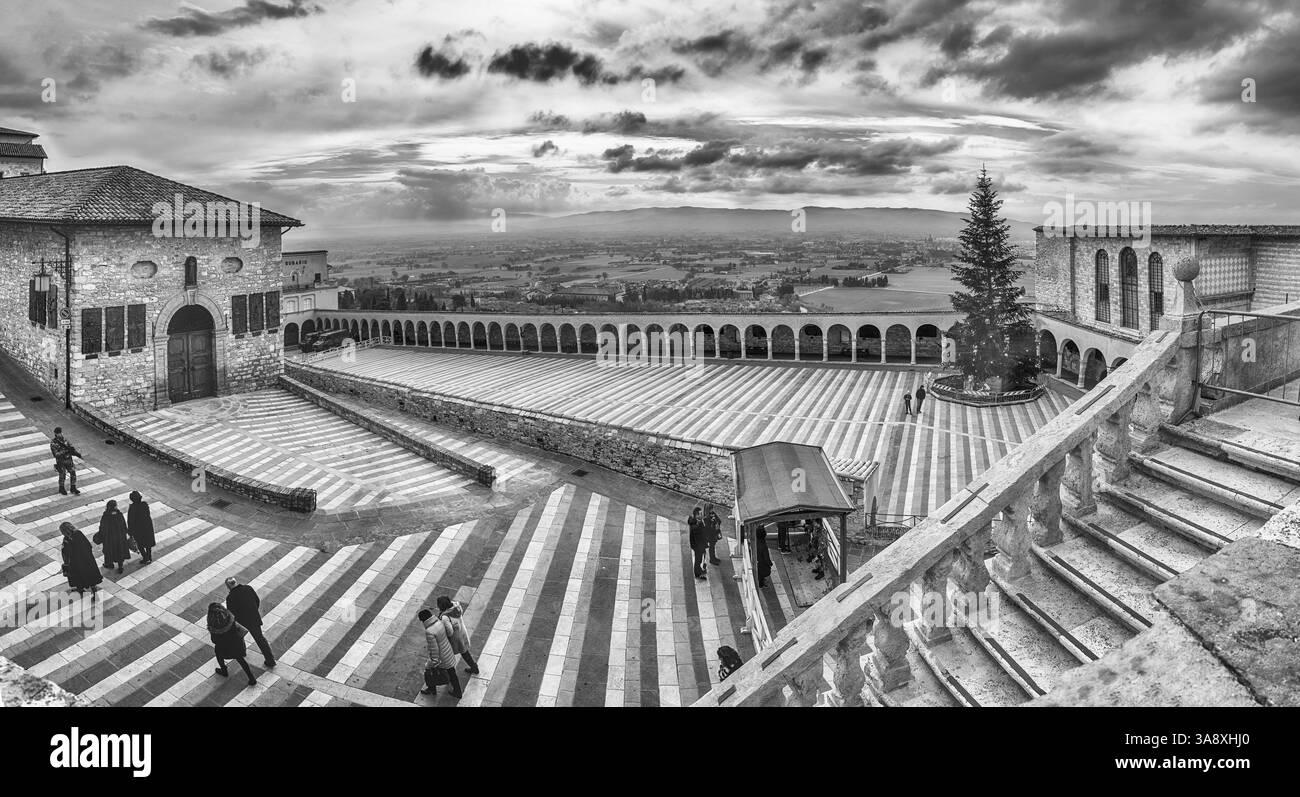 ASSISE, ITALIE - 14 JANVIER : vue panoramique de la place inférieure historique de la Basilique Saint François, assise, Italie, 14 janvier 2018. C'est l'un des Banque D'Images