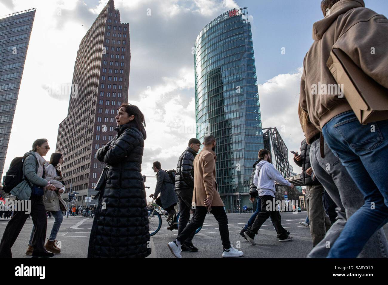 Les acheteurs et les touristes se sont promenés le long de la Tauentzienstrasse et de la Potsdamer Platz de Berlin le samedi 29 mars 2025, parcourant les magasins phares sous les arbres printaniers en fleurs alors que l'Allemagne fait face à une incertitude économique croissante. Autrefois symbole de la confiance des consommateurs après la réunification, le boulevard animé est aujourd’hui un clocher du changement de sentiment. Malgré l'ensoleillement, les détaillants signalent des foules amincies et des portefeuilles plus serrés. L'économie allemande, longtemps saluée comme le moteur industriel de l'Europe, est en train de s'effondrer. Les grandes entreprises ont annoncé des suppressions d'emplois radicales, citant la stagnation des investissements et les hésitations structurelles. Le Banque D'Images