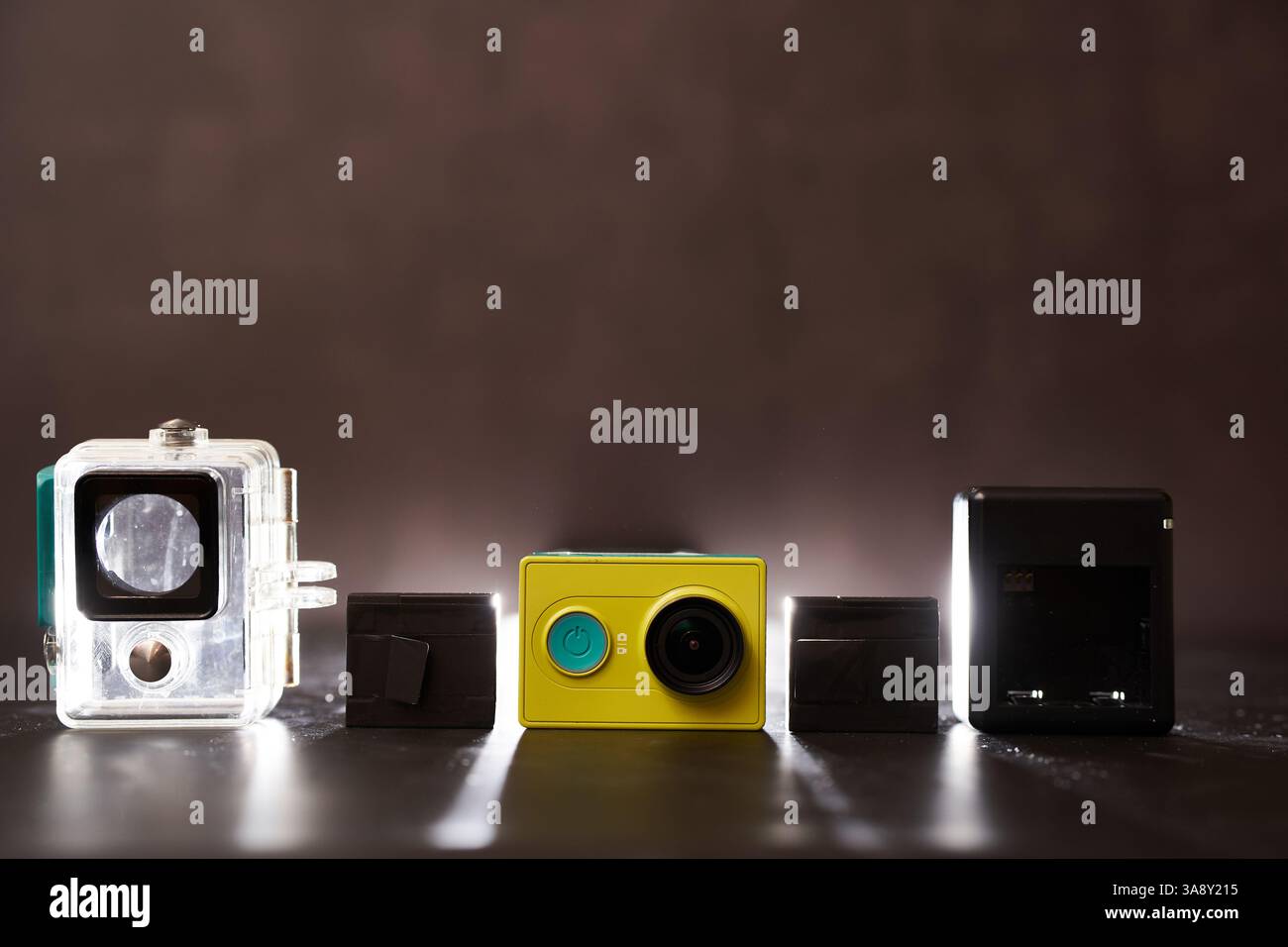 États-Unis, Arizona - 10 mars 2025 : caméra d'action Xiaomi Y1 jaune avec cadre, chargeur et batteries remplaçables se tient sur la table Banque D'Images