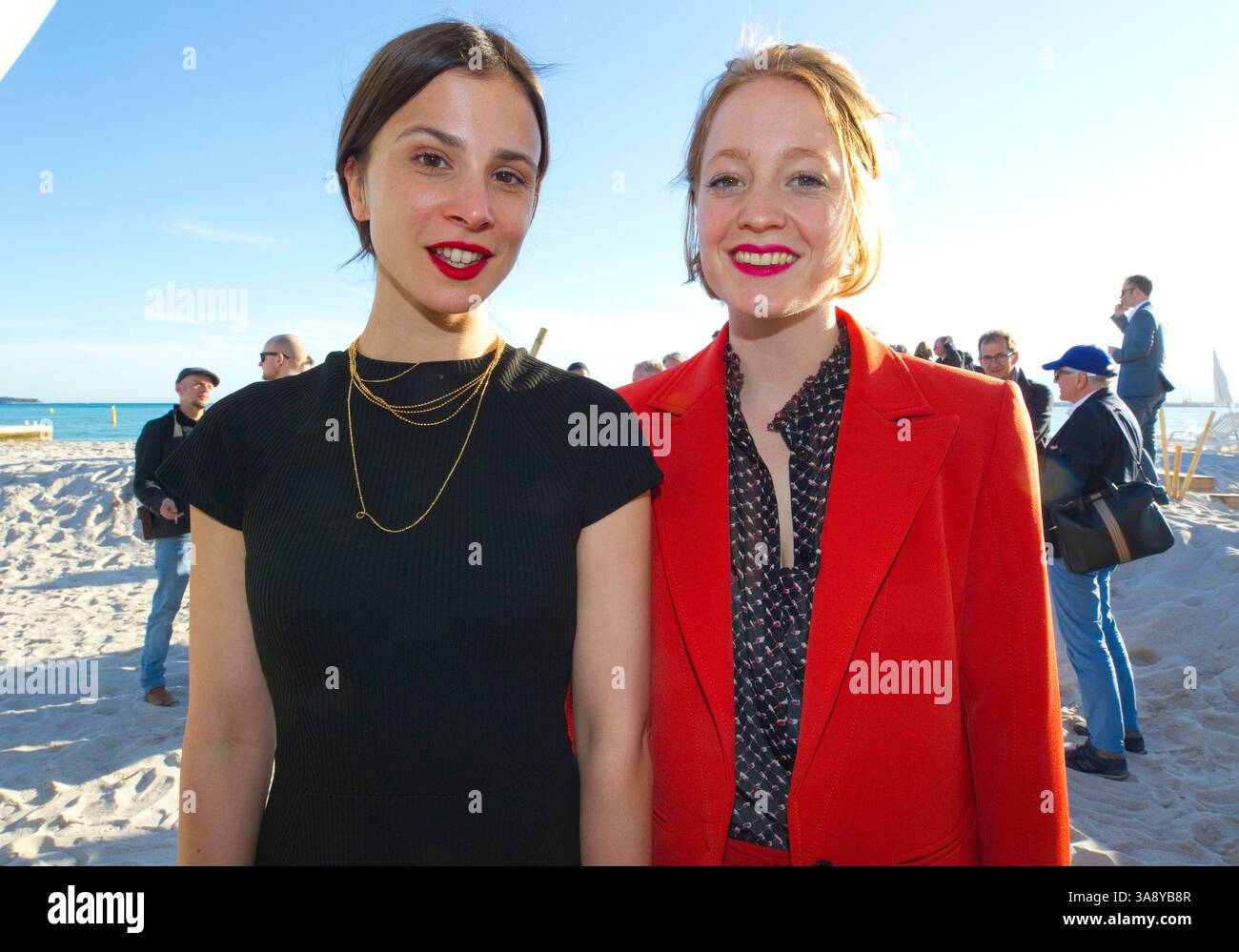 Cannes, France - 07 avril 2019 : les actrices allemandes Aylin Tezel et Leonie Benesch du film 'Master Butcher' à la réception Medienboard Berlin Brandenburg aux Canneseries / MIPTV, le marché international du développement et de la distribution de contenu Banque D'Images