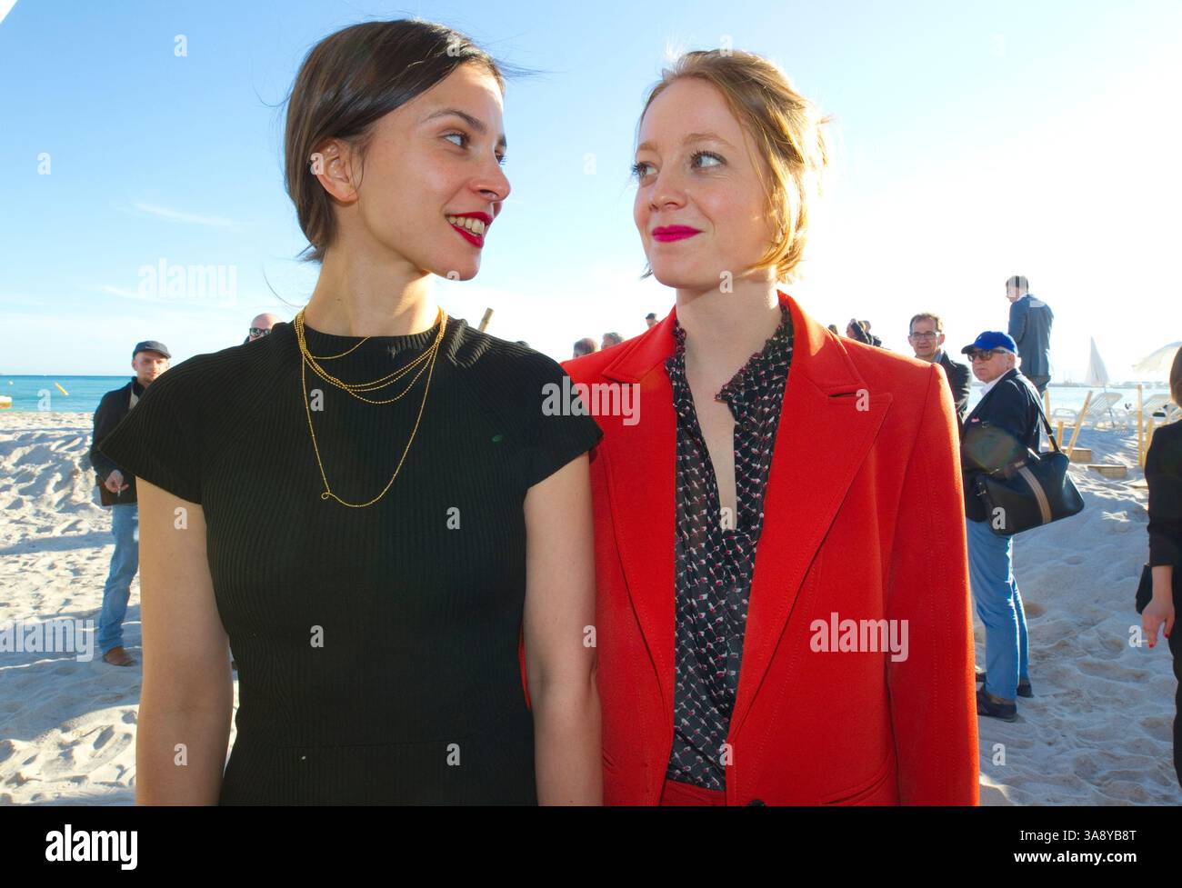 Cannes, France - 07 avril 2019 : les actrices allemandes Aylin Tezel et Leonie Benesch du film 'Master Butcher' à la réception Medienboard Berlin Brandenburg aux Canneseries / MIPTV, le marché international du développement et de la distribution de contenu Banque D'Images