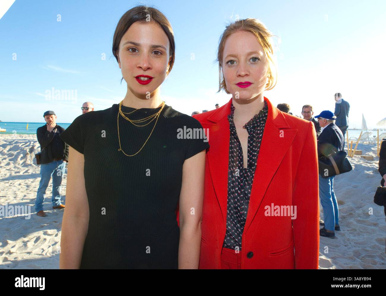 Cannes, France - 07 avril 2019 : les actrices allemandes Aylin Tezel et Leonie Benesch du film 'Master Butcher' à la réception Medienboard Berlin Brandenburg aux Canneseries / MIPTV, le marché international du développement et de la distribution de contenu Banque D'Images