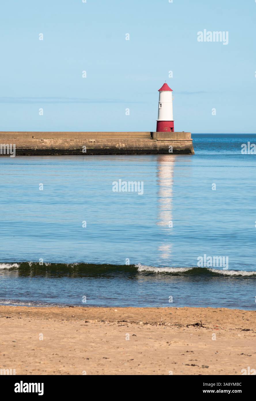 La jetée et le phare de Berwick upon Tweed, vus depuis la plage de Spittal, Northumberland, Angleterre, Royaume-Uni Banque D'Images