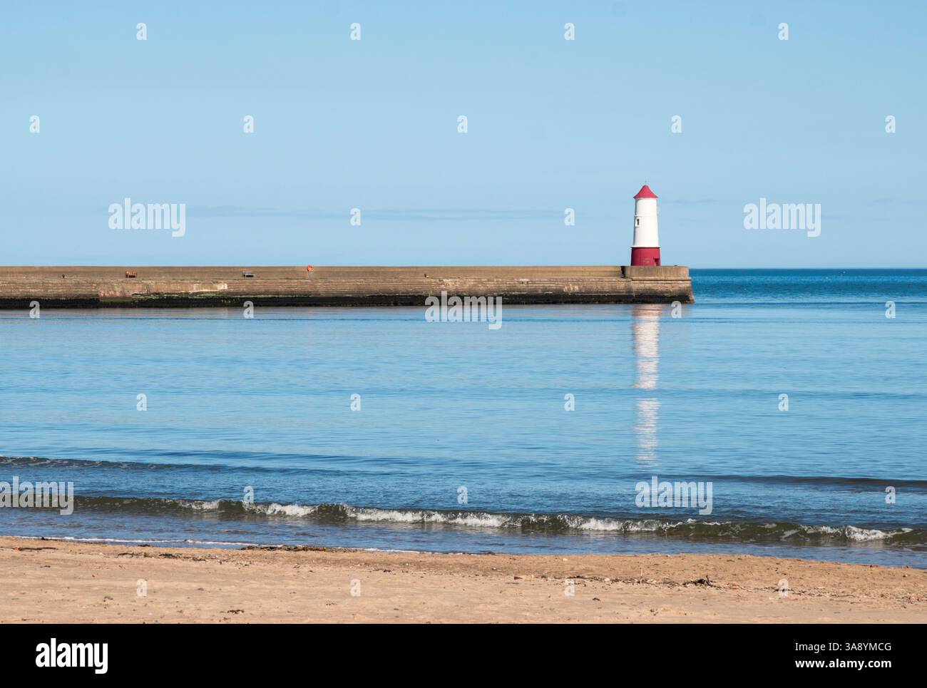 La jetée et le phare de Berwick upon Tweed, vus depuis la plage de Spittal, Northumberland, Angleterre, Royaume-Uni Banque D'Images