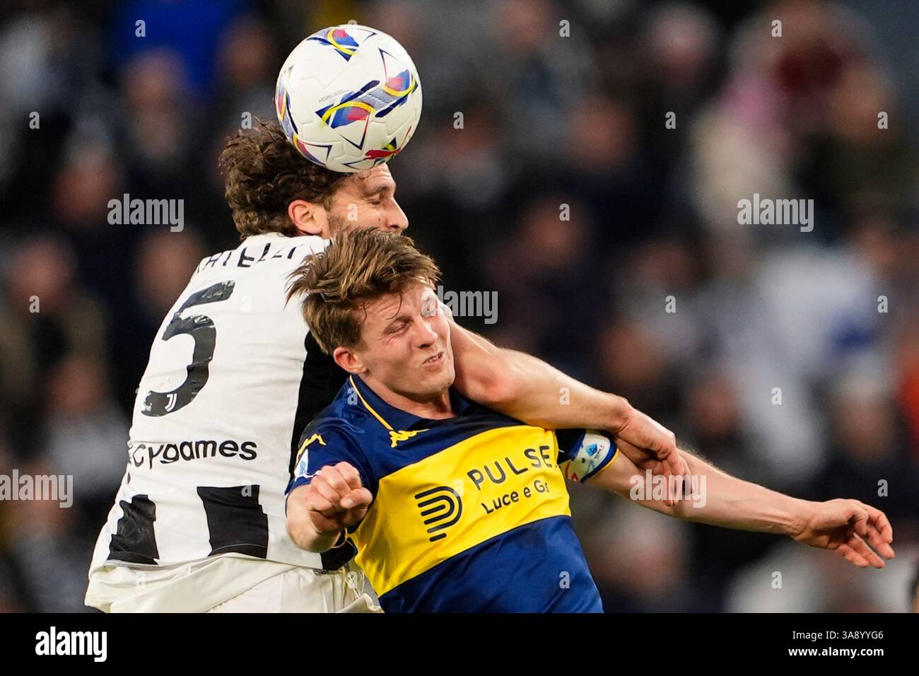 Torino, Italie. 29 mars 2025. JuventusÕ Manuel Locatelli saute pour le ballon avec GenoaÕs Alan Matturro lors du match de Serie A entre la Juventus FC et gênes au stade de la Juventus à Turin, dans le nord-ouest de l'Italie, le 28 mars 2025. Sport - Football (photo de Fabio Ferrari/LaPresse) crédit : LaPresse/Alamy Live News Banque D'Images