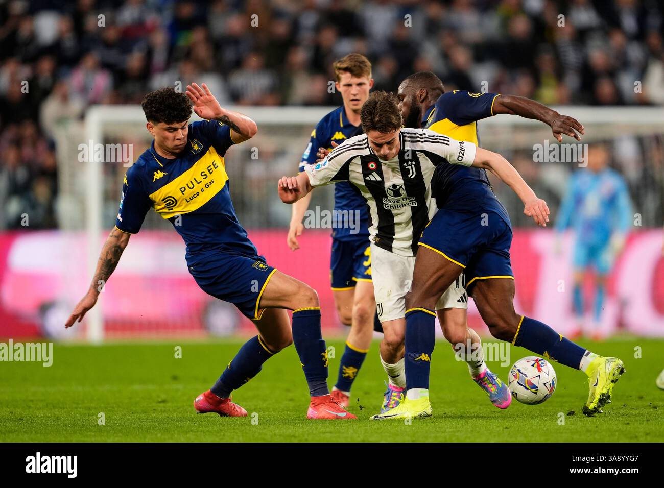 Torino, Italie. 29 mars 2025. JuventusÕ Kenan Yildiz se bat pour le ballon avec GenoaÕs Alan Matturro et GenoaÕs Jean Onana lors du match de Serie A entre la Juventus FC et gênes au stade Juventus de Turin, dans le nord-ouest de l'Italie, le 28 mars 2025. Sport - Football (photo de Fabio Ferrari/LaPresse) crédit : LaPresse/Alamy Live News Banque D'Images