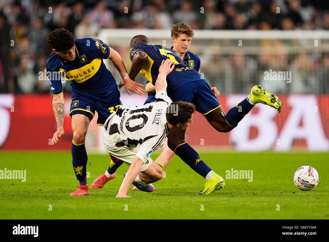 Torino, Italie. 29 mars 2025. JuventusÕ Kenan Yildiz se bat pour le ballon avec GenoaÕs Alan Matturro et GenoaÕs Jean Onana lors du match de Serie A entre la Juventus FC et gênes au stade Juventus de Turin, dans le nord-ouest de l'Italie, le 28 mars 2025. Sport - Football (photo de Fabio Ferrari/LaPresse) crédit : LaPresse/Alamy Live News Banque D'Images