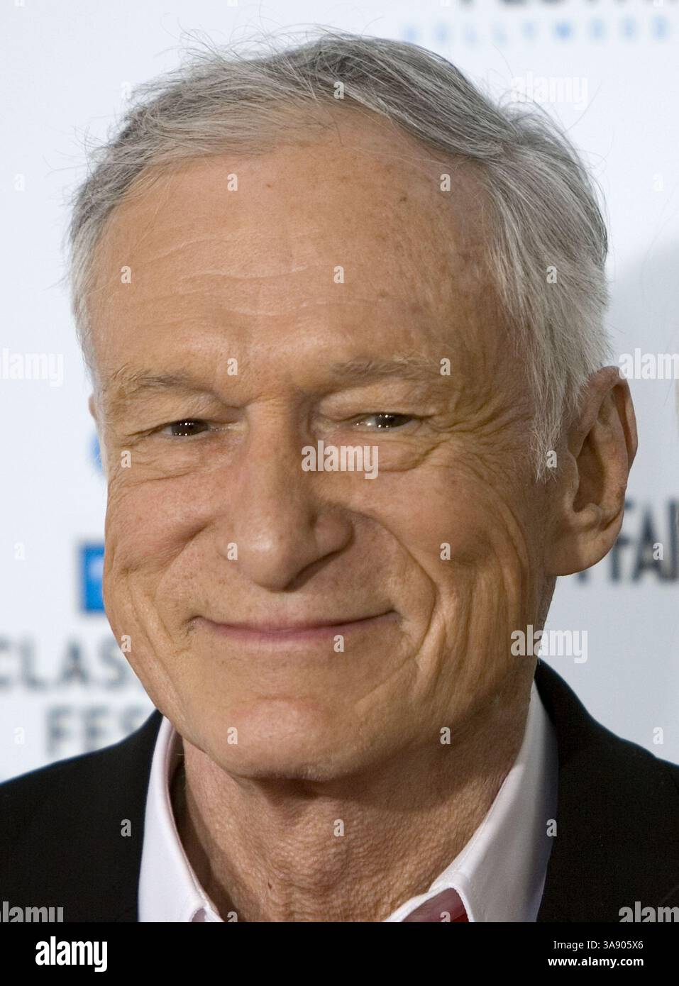 28 septembre 2017 - Hollywood, Californie, États-Unis d'Amérique - Hugh Hefner, qui a créé le magazine Playboy et l'a transformé en une industrie des médias et du divertissement, est mort mercredi à son domicile, le Playboy Mansion près de Beverly Hills, Californie. Il avait 91 ans. Hefner sera enterré au Westwood Memorial Park à Los Angeles, où il a acheté le tiroir du mausolée à côté de Marilyn Monroe. PHOTO DU DOSSIER : le propriétaire de Playboy Hugh Hefner assiste à la projection du TCM Classic film Festival d'une "A Star Is Born" au Grauman's Chinese Theater on . Jeudi 22 avril 2010 à Hollywood, Californie. JAVIER ROJAS/PI (CRÉDIT I Banque D'Images