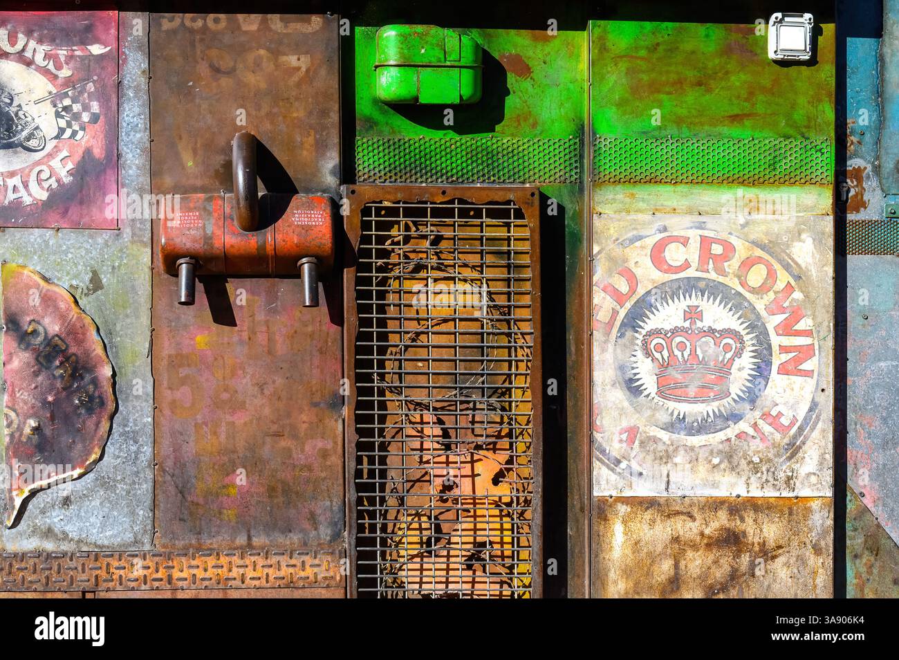Art urbain avec des débris métalliques, Murcie, Espagne Banque D'Images