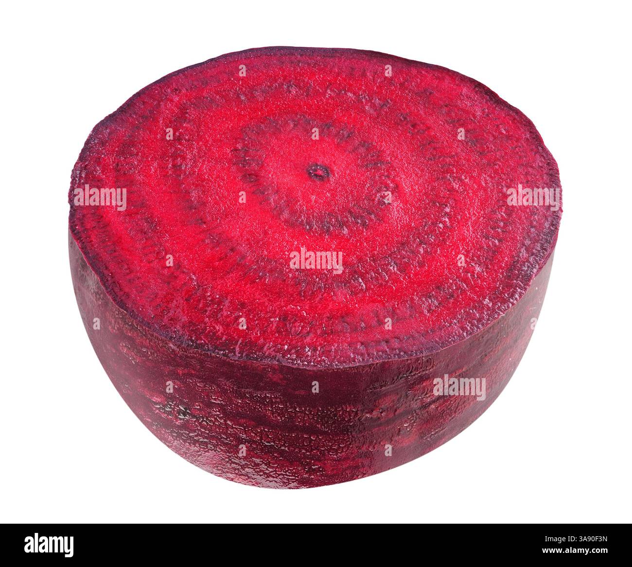 Une moitié de betterave crue isolée sur fond blanc Banque D'Images