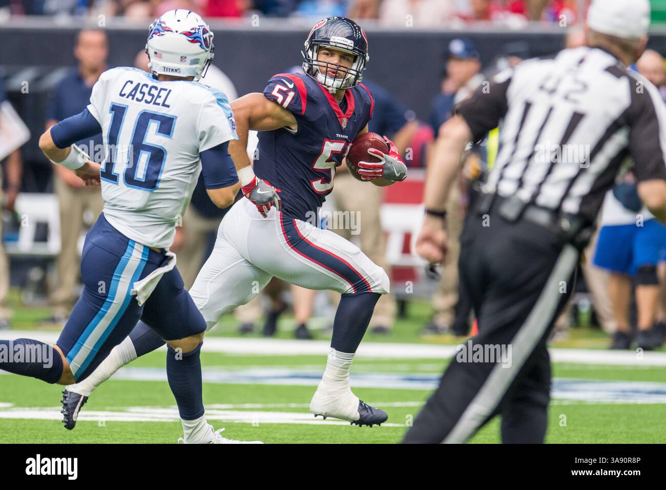 1er octobre 2017 : le linebacker des Texans de Houston Dylan Cole (51 ans) court pour un touchdown après avoir effectué une interception pendant le 4e quart-temps d'un match de football NFL entre les Texans de Houston et les Titans du Tennessee au NRG Stadium de Houston, Texas. Les Texans ont gagné le match 57-14...Trask Smith/CSM(Credit image : &copy ; Trask Smith/CSM via ZUMA Wire) Banque D'Images