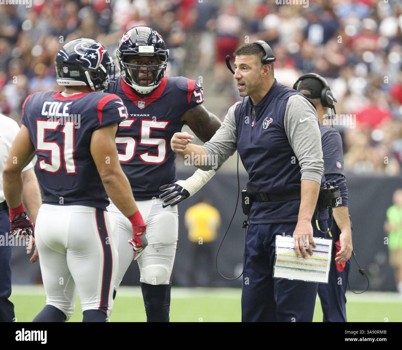 1 octobre 2017 - Houston, TX, États-Unis - Mike Vrabel, coordinateur défensif des Texans de Houston, discute avec le linebacker des Texans de Houston Dylan Cole (51) et le linebacker Benardrick McKinney (55) au deuxième quart-temps d'un match de la NFL entre les Texans de Houston et les Titans du Tennessee au NRG Stadium de Houston, Texas. (Crédit image : © Scott W. Coleman via ZUMA Wire) Banque D'Images