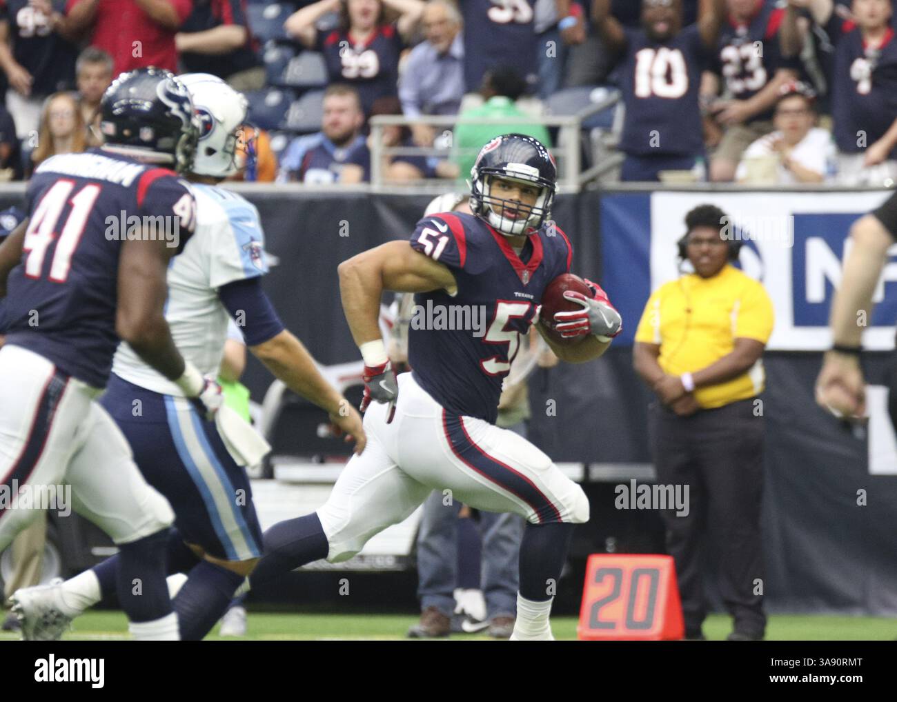 1 octobre 2017 - Houston, TX, États-Unis - le linebacker des Houston Texans Dylan Cole (51 ans) retourne une interception de 25 yards pour un touchdown au quatrième quart-temps d'un match de la NFL entre les Houston Texans et les Tennessee Titans au NRG Stadium de Houston, Texas. Les Texans ont gagné 57-14. (Crédit image : © Scott W. Coleman via ZUMA Wire) Banque D'Images