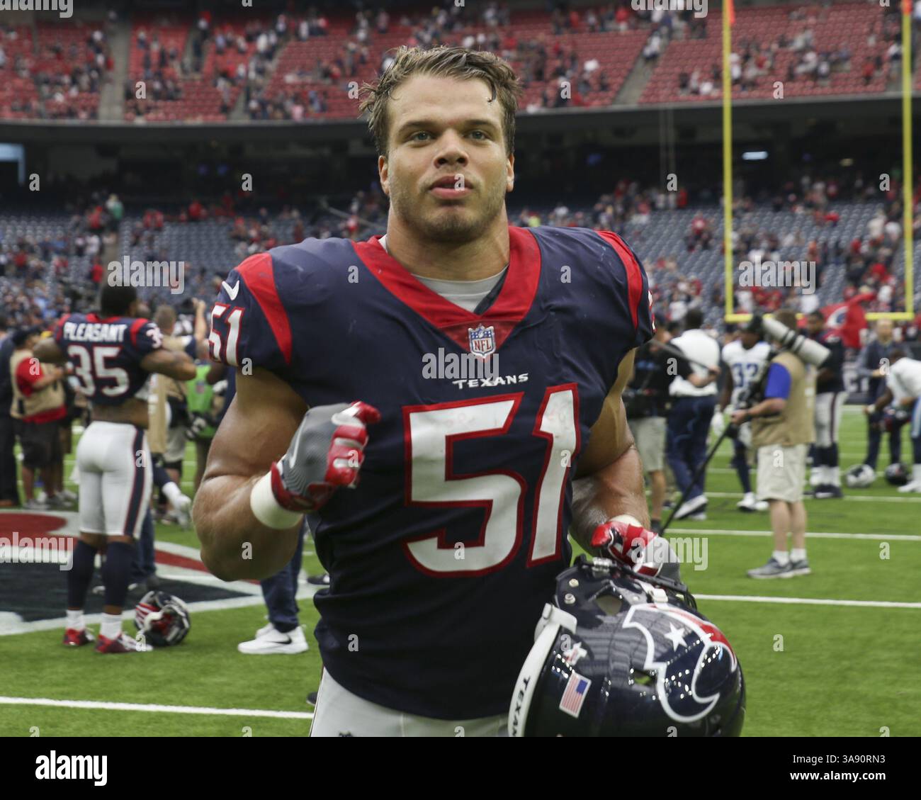 1 octobre 2017 - Houston, TX, États-Unis - le linebacker des Houston Texans Dylan Cole (51 ans) quitte le terrain après un match de la NFL entre les Texans de Houston et les Titans du Tennessee au stade NRG de Houston, Texas. Cole a cinq tackles, un sack, et a retourné une interception pour un touchdown et les Texans ont gagné 57-14. (Crédit image : © Scott W. Coleman via ZUMA Wire) Banque D'Images