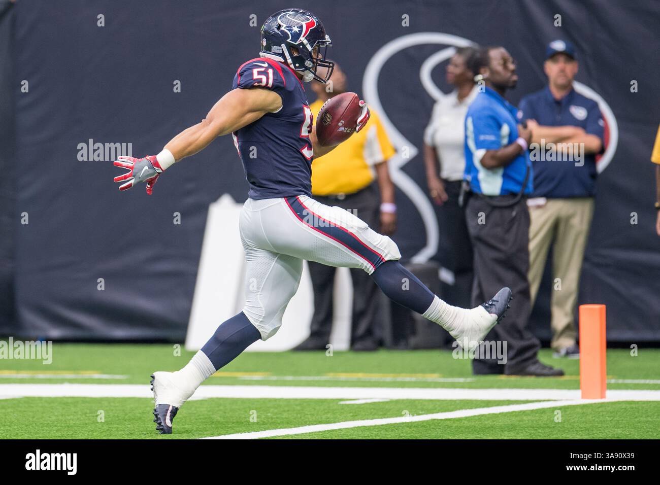 1er octobre 2017 : le linebacker des Texans de Houston Dylan Cole (51 ans) court pour un touchdown après avoir effectué une interception pendant le 4e quart-temps d'un match de football NFL entre les Texans de Houston et les Titans du Tennessee au NRG Stadium de Houston, Texas. Les Texans ont gagné le match 57-14...Trask Smith/CSM(Credit image : &copy ; Trask Smith/CSM via ZUMA Wire) Banque D'Images