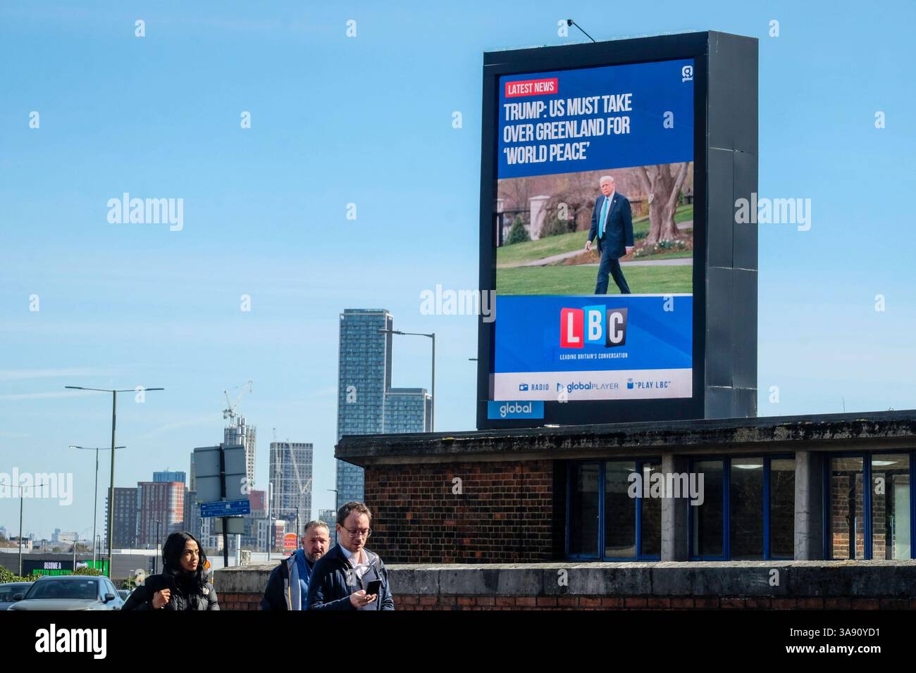 29 mars 2025, Londres, Royaume-Uni. Un panneau d'affichage électronique affiche un reportage de LBC sur la déclaration de Donald Trump selon laquelle une prise de contrôle du Groenland par les États-Unis est nécessaire pour la paix dans le monde. Banque D'Images