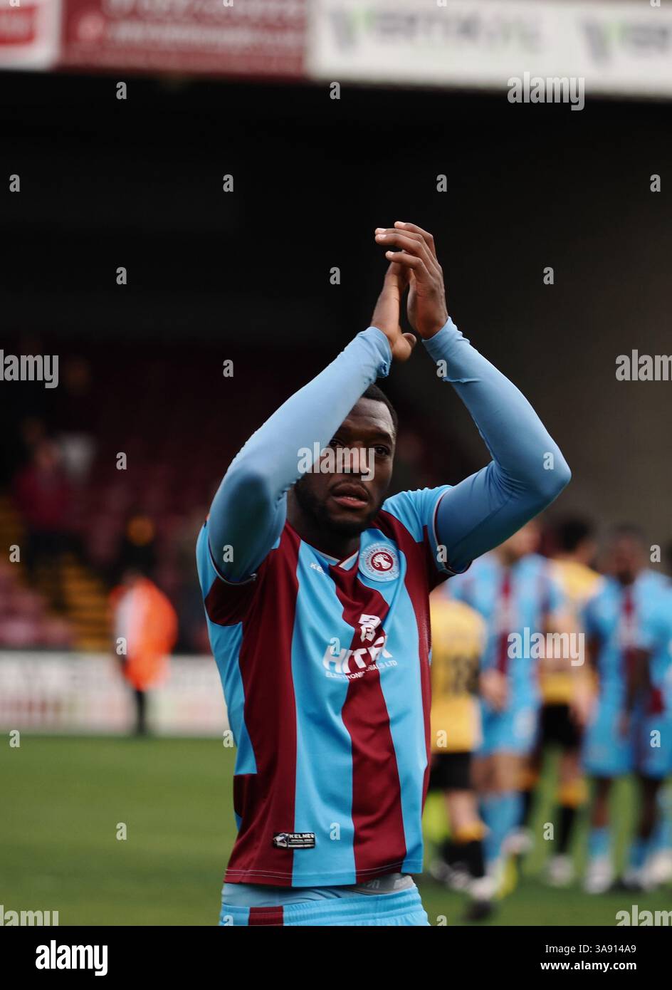 Scunthorpe United F. C joueur montrant de l'appréciation à la foule après le match entre Scunthorpe United F.C. et Southport FC en Ligue nationale Banque D'Images