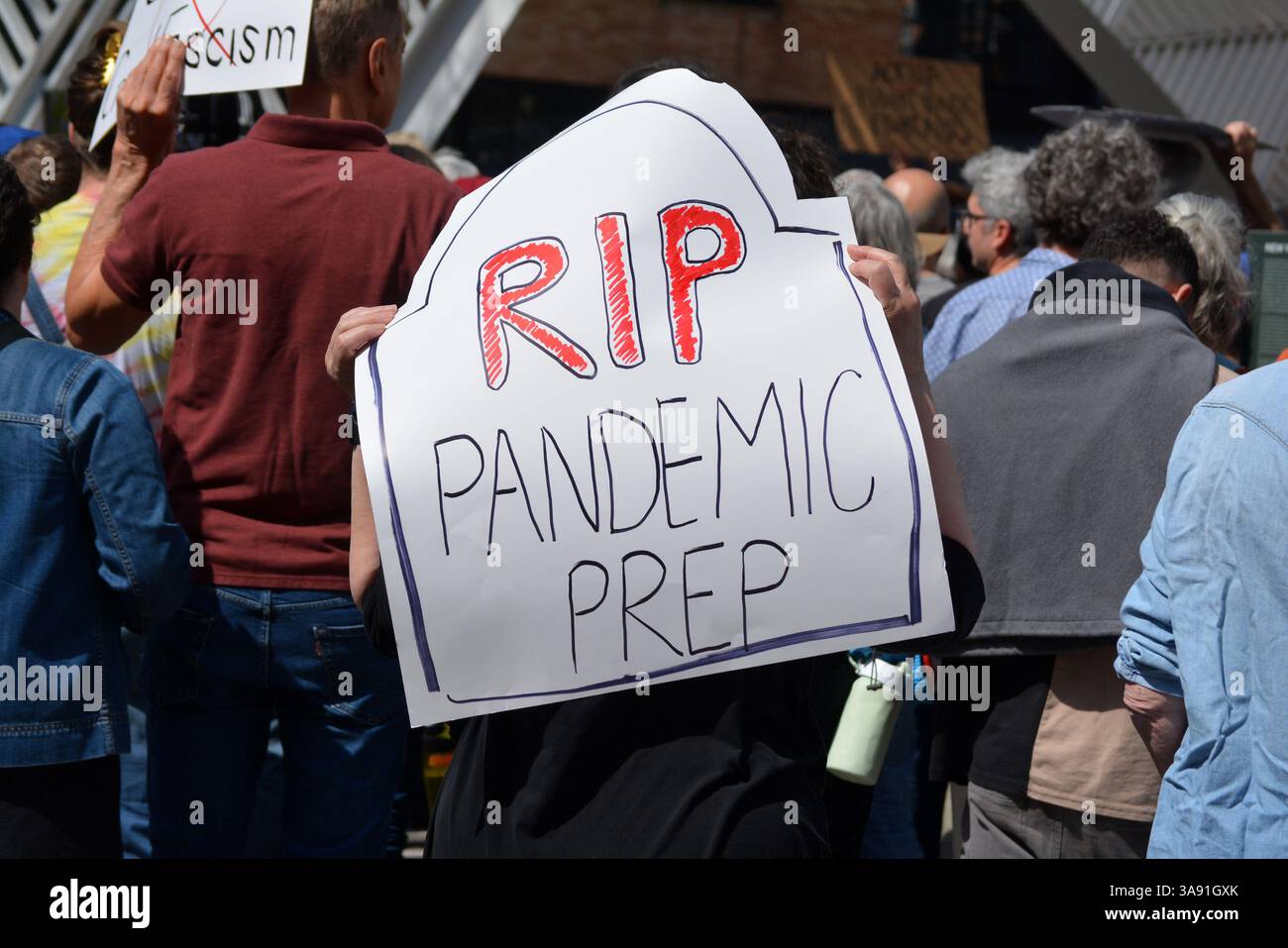 Personne portant une fausse pierre tombale lors d'une marche Tesla Takedown contre Elon Musk et DOGE dans un showroom Tesla à Manhattan. Banque D'Images