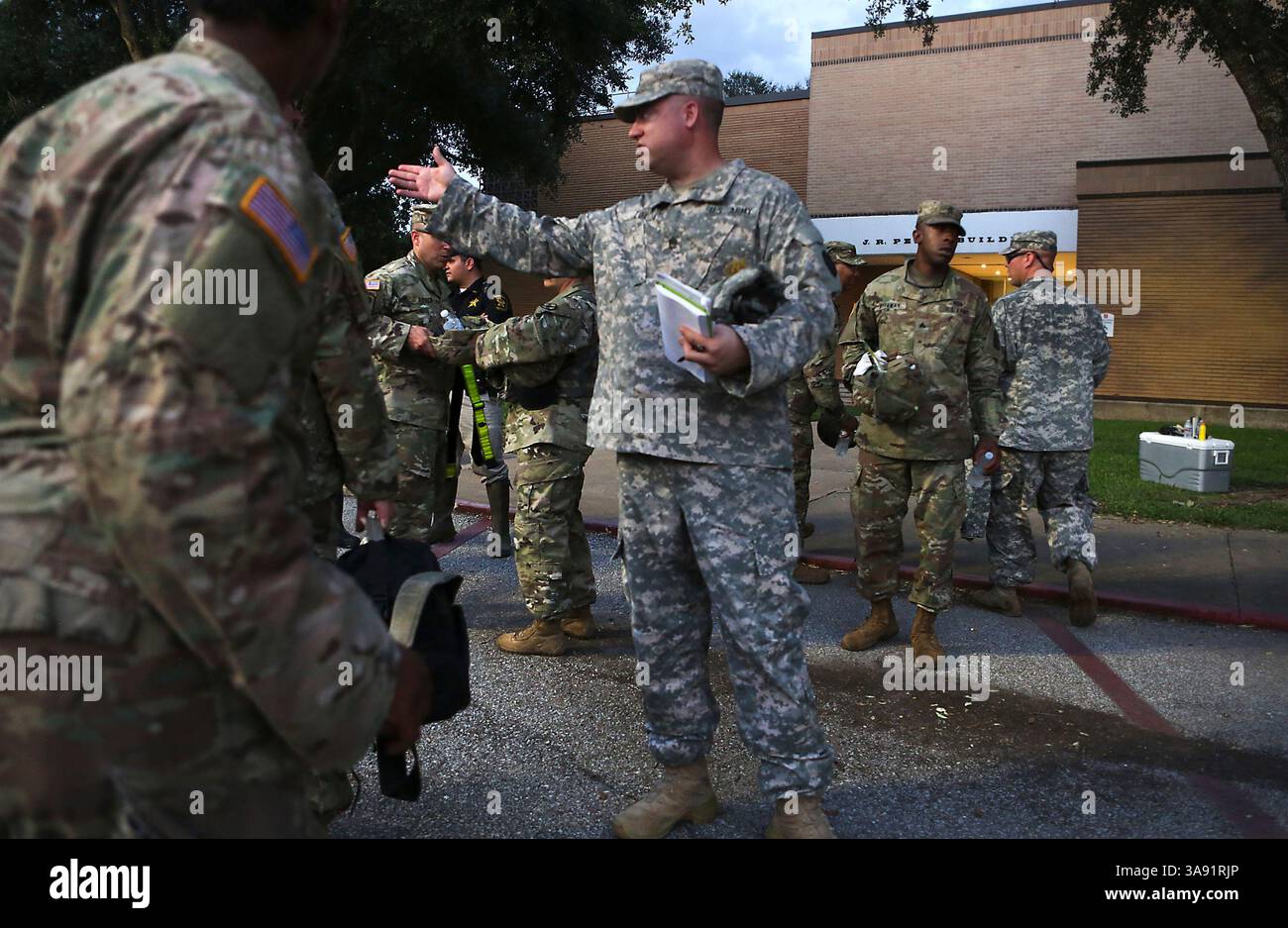Septembre 1, 2017 - Wharton, TX, États-Unis - SGT 1ST Class Nicholas Loy, au centre, donne des ordres aux troupes alors que les membres du 49e Bataillon de transport et de la 1ST Brigade médicale se préparent à donner de l'aide à Wharton, TX le vendredi 1er septembre 2017. (Crédit image : © San Antonio Express-News via ZUMA Wire) Banque D'Images