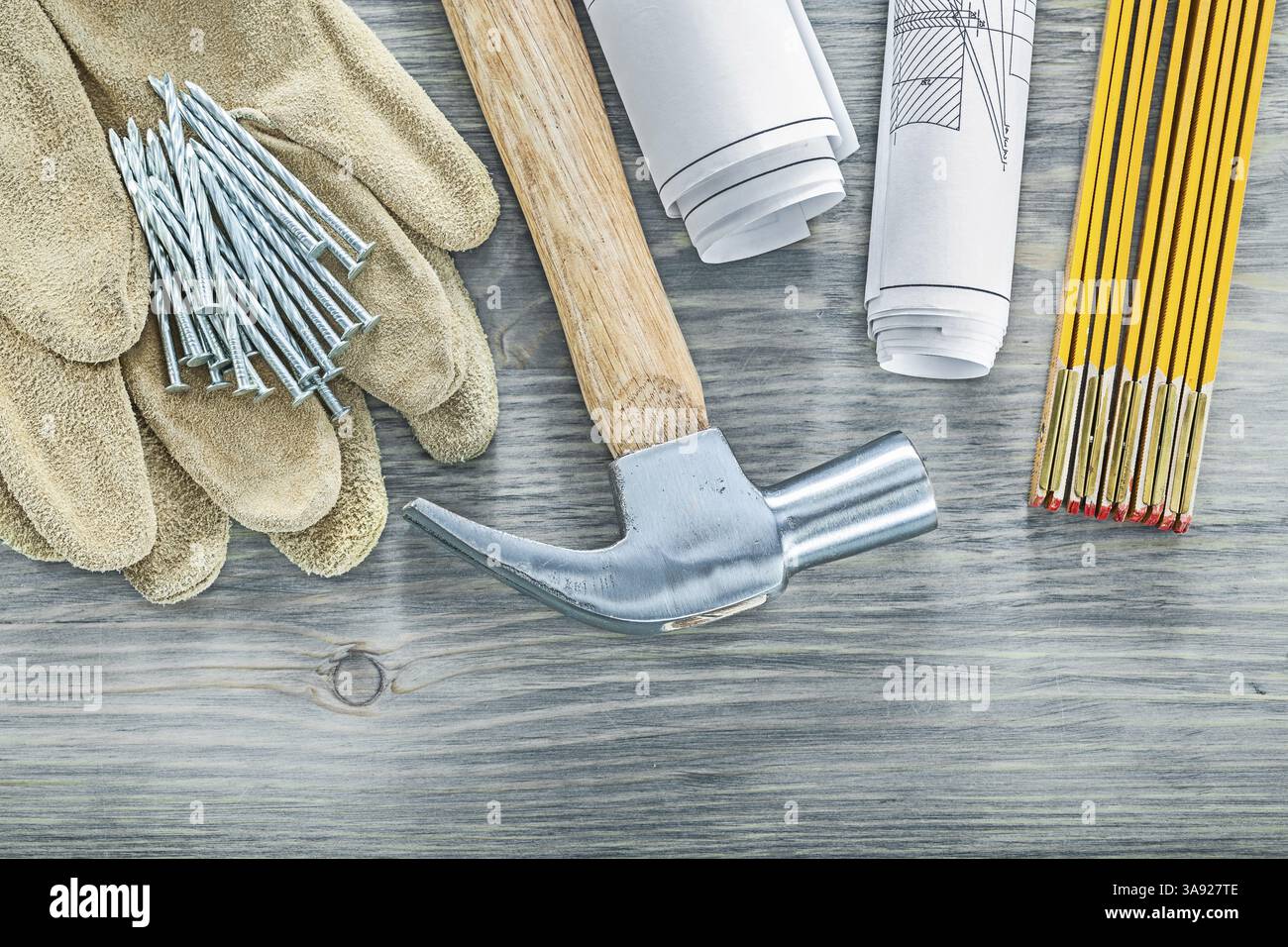 Gants de sécurité en cuir clous marteau griffes Blueprints concept de construction de mètre en bois Banque D'Images
