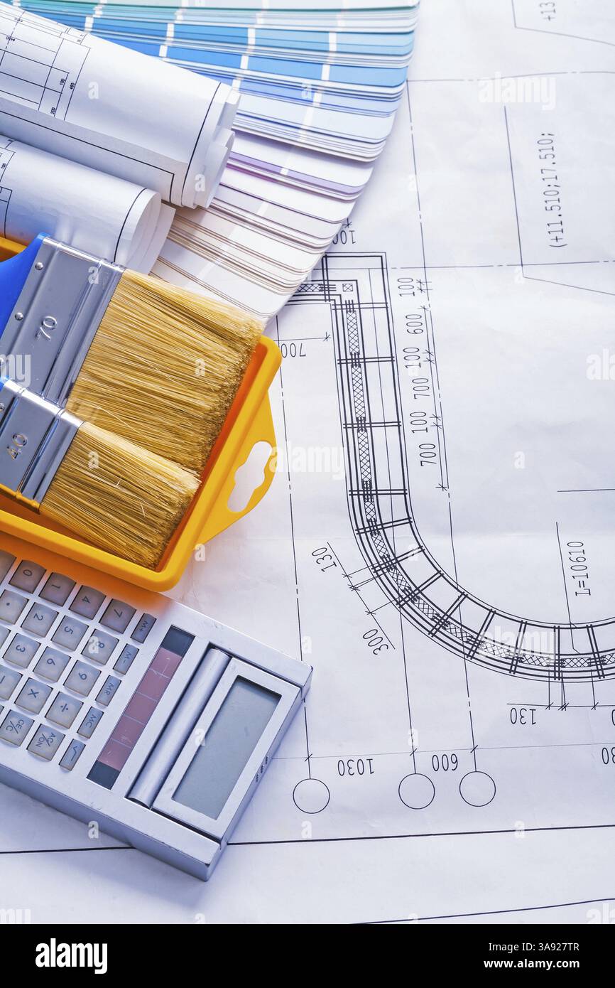 Ensemble d'outils calculatrice pinceaux dans la palette de couleurs paintcan bleus roulés Banque D'Images