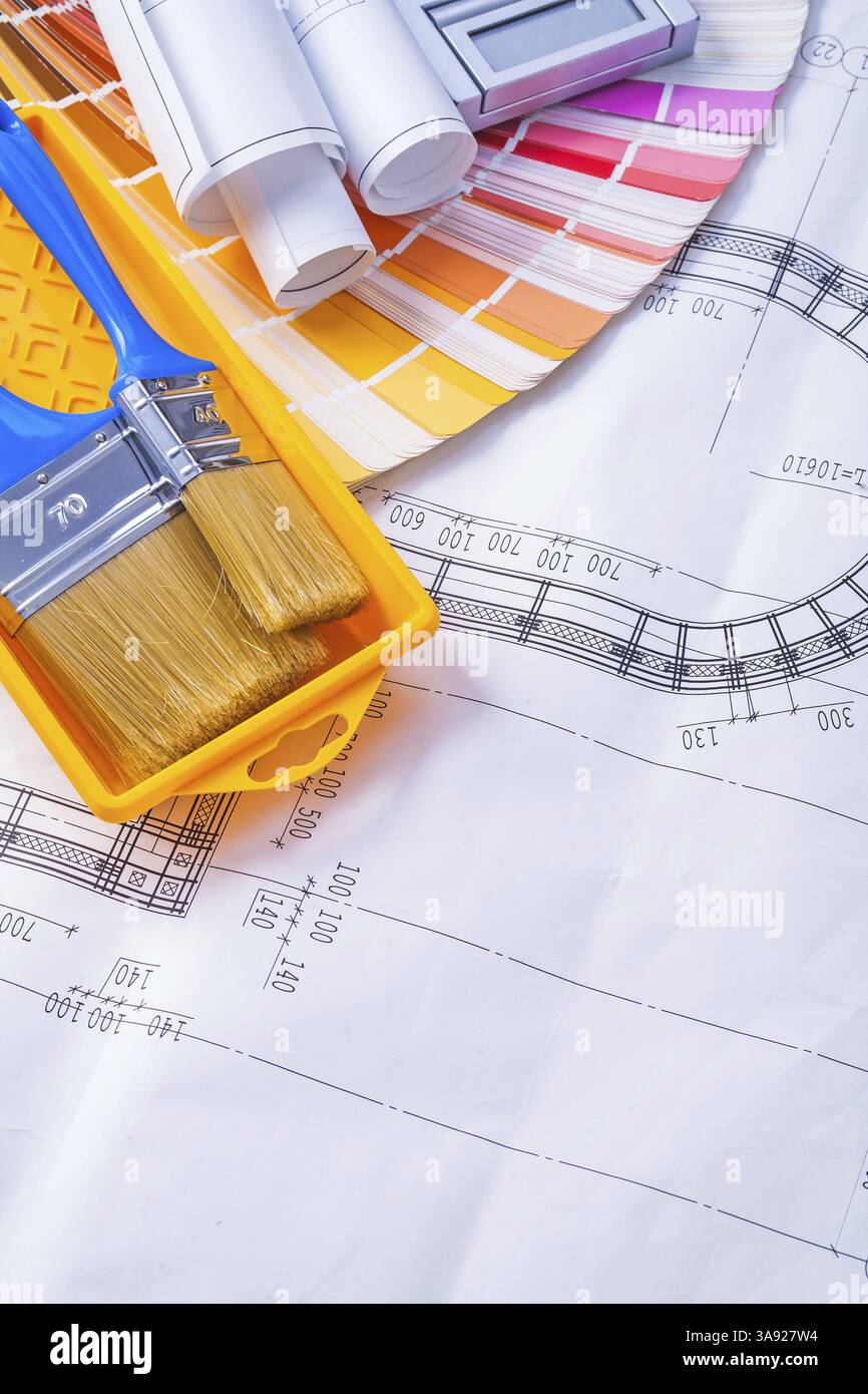 Pinceaux dans la peinture peut et des plans roulés sur la palette de couleurs Banque D'Images