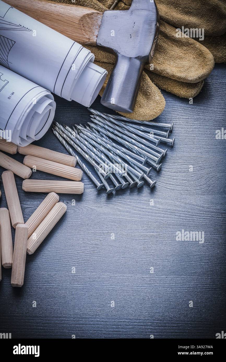 Chevilles en bois clous bleus marteau gants Banque D'Images