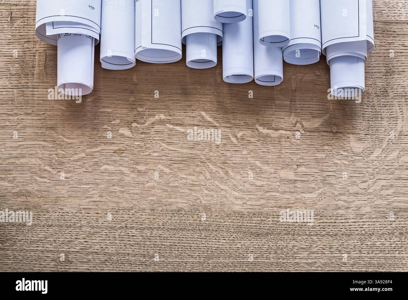 Tas de plans de construction sur le concept de maintenance de planche de chêne en bois Banque D'Images