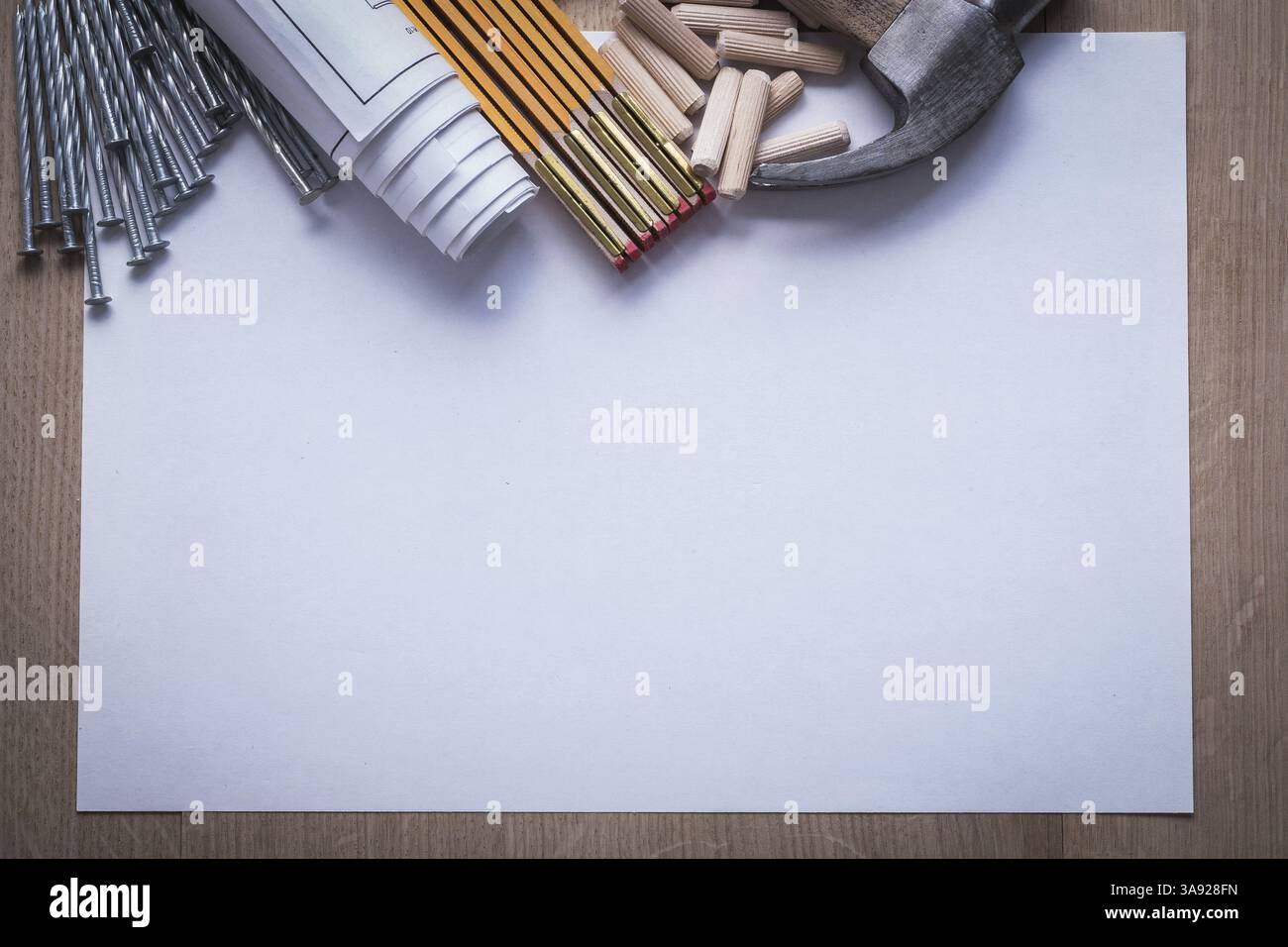 Les plans de compteur en bois feuille de clous de papier griffes marteau de travail du bois chevilles sur le concept de construction d'espace de copie de panneau de bois Banque D'Images