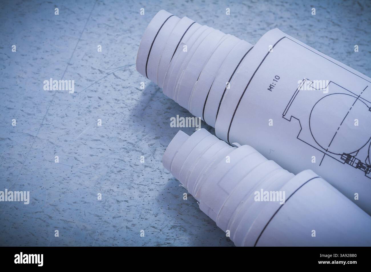 Arrière-plan métallique avec paire de plans roulés concept de construction et d'architecture Banque D'Images