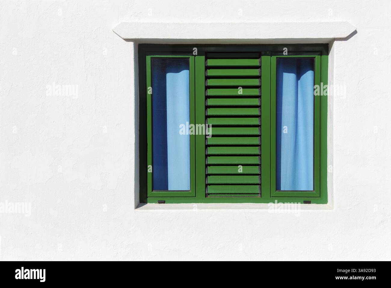 Fenêtre fermée, volets verts, rideaux bleu clair, façade blanche, détail typique de façade, Haria, Lanzarote, Îles Canaries, Espagne, Europe Banque D'Images