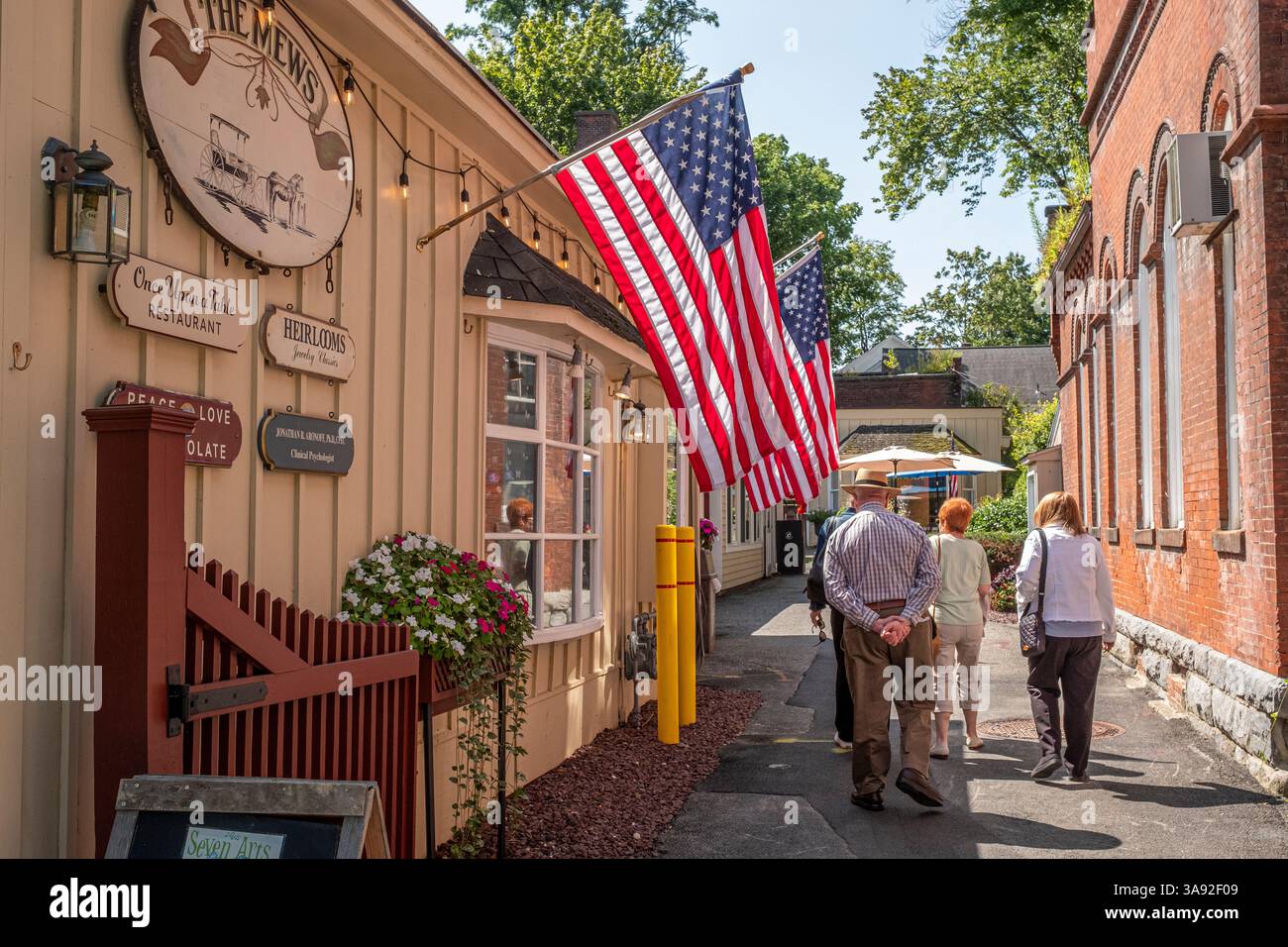 Les gens marchent et parlent sur le trottoir, main Street, Stockbridge, ma Banque D'Images