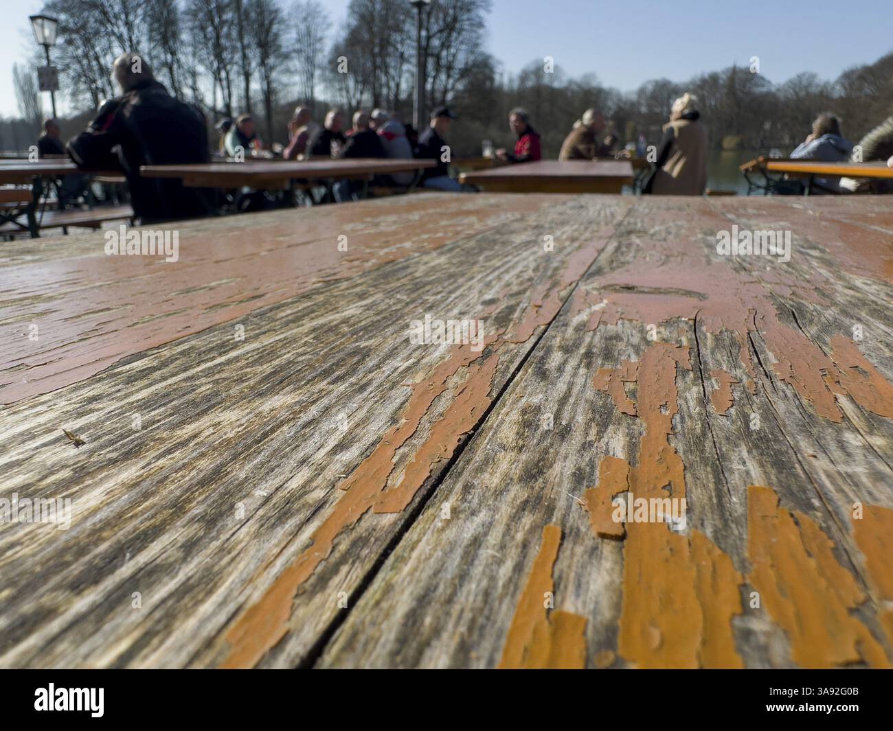 Table de jardin de bière altérée, derrière elle visiteurs de jardin de bière, Kleinhesseloher See, Munich, Bavière, Allemagne, Europe Banque D'Images
