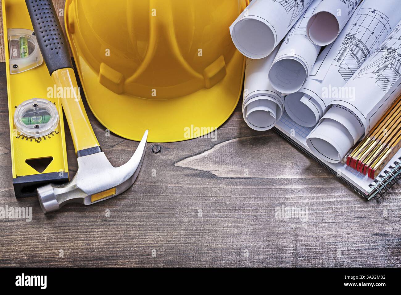Bloc-notes Blueprints construction chapeau griffe marteau compteur en bois et niveau de construction sur panneau en bois de pin Banque D'Images