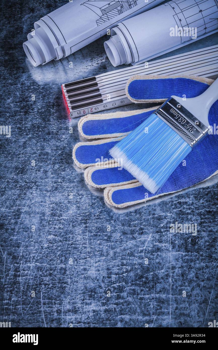 Gants de sécurité pinceau en bois et plans roulés vue verticale Banque D'Images